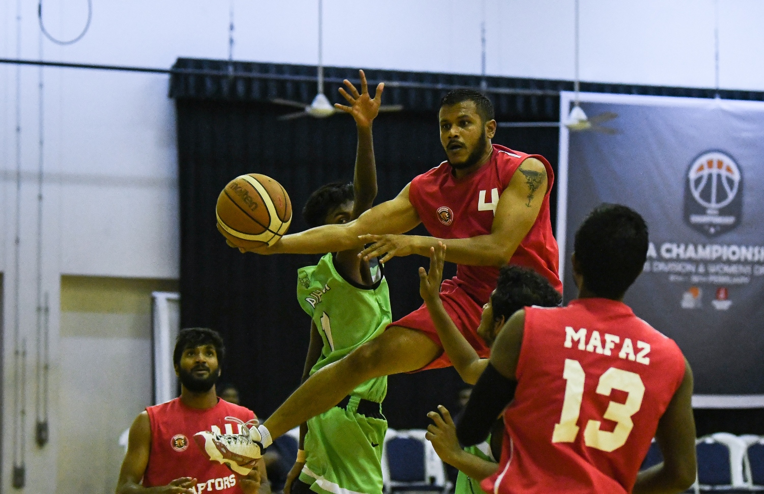 މުބާރާތުގެ މެޗެއްގެ ތެރެއިން ރެޕްޓާސްގެ އަމީން ބޯޅަ ހިފައިގެން.-- ފޮޓޯ: ނިޝާން އަލީ/ މިހާރު