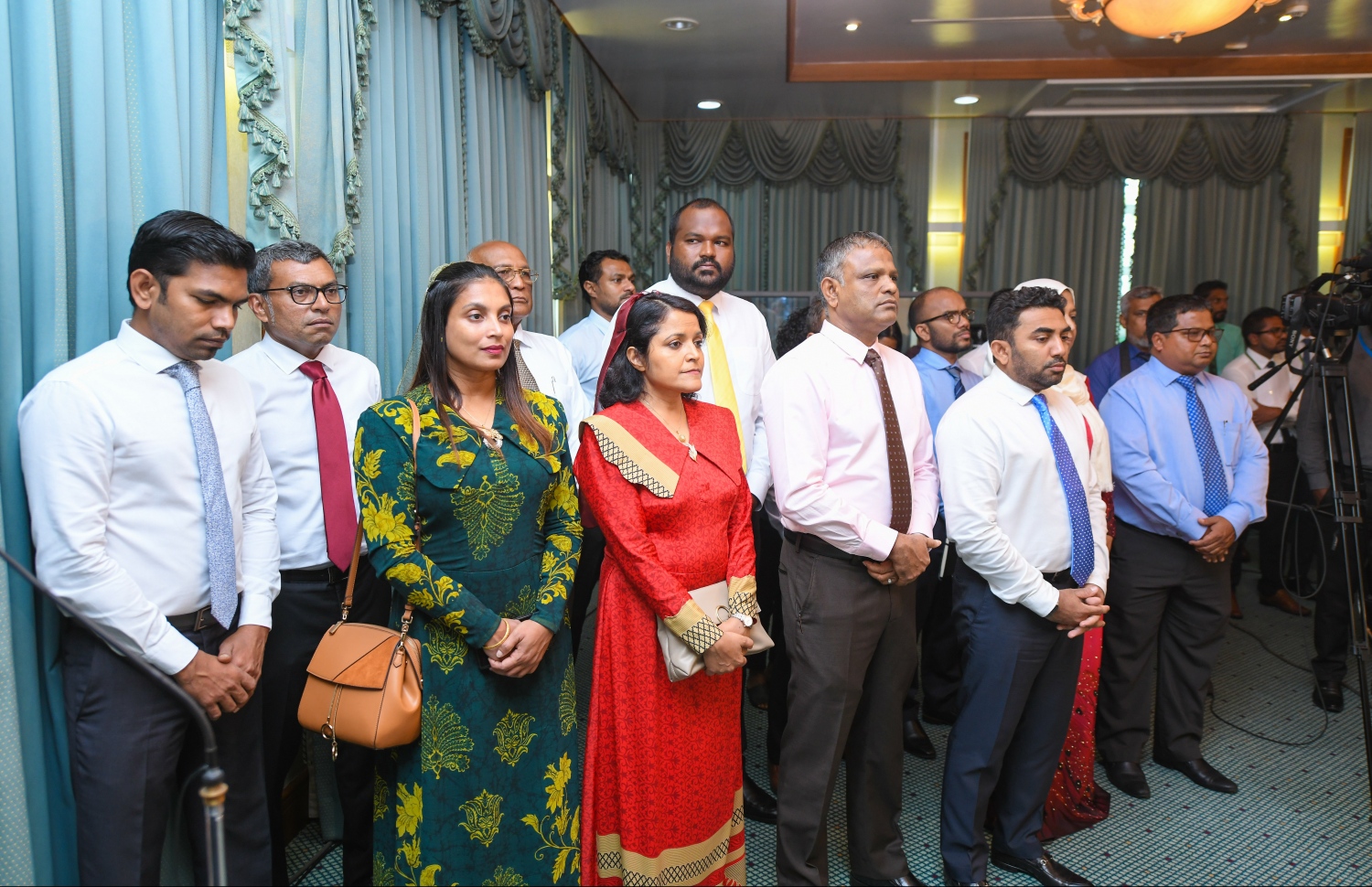 "ޒީރޯ ޓޮލަރެންސް ކޮރަޕްޝަން ކެމްޕެއިން" ފެށުމަށް ބޭއްވި ރަސްމިއްޔާތުގައި ވަޒީރުން ބައިވެރިވެވަޑައިގަންނަވަނީ. --- ފޮޓޯ: ހުސެއިން ވަހީދު/ މިހާރު