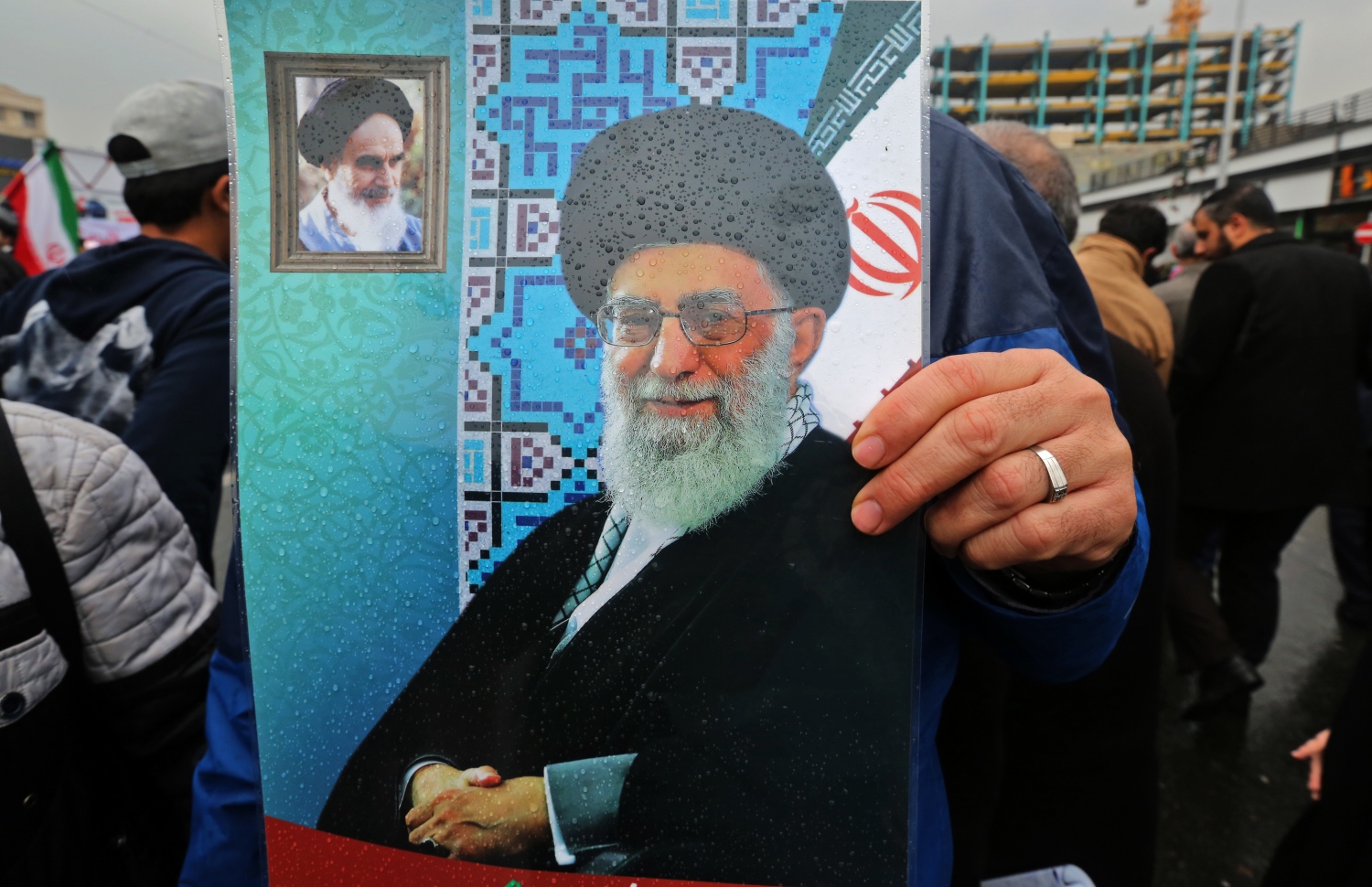 އީރާނުން އިއްޔެ ބޭއްވި އެއްވުމުގައި ސުޕްރީމް ލީޑަރު އަލީ ޚާމަނާއީގެ ފޮޓޯ ހިފައިގެން. --ފޮޓޯ:އޭއެފްޕީ