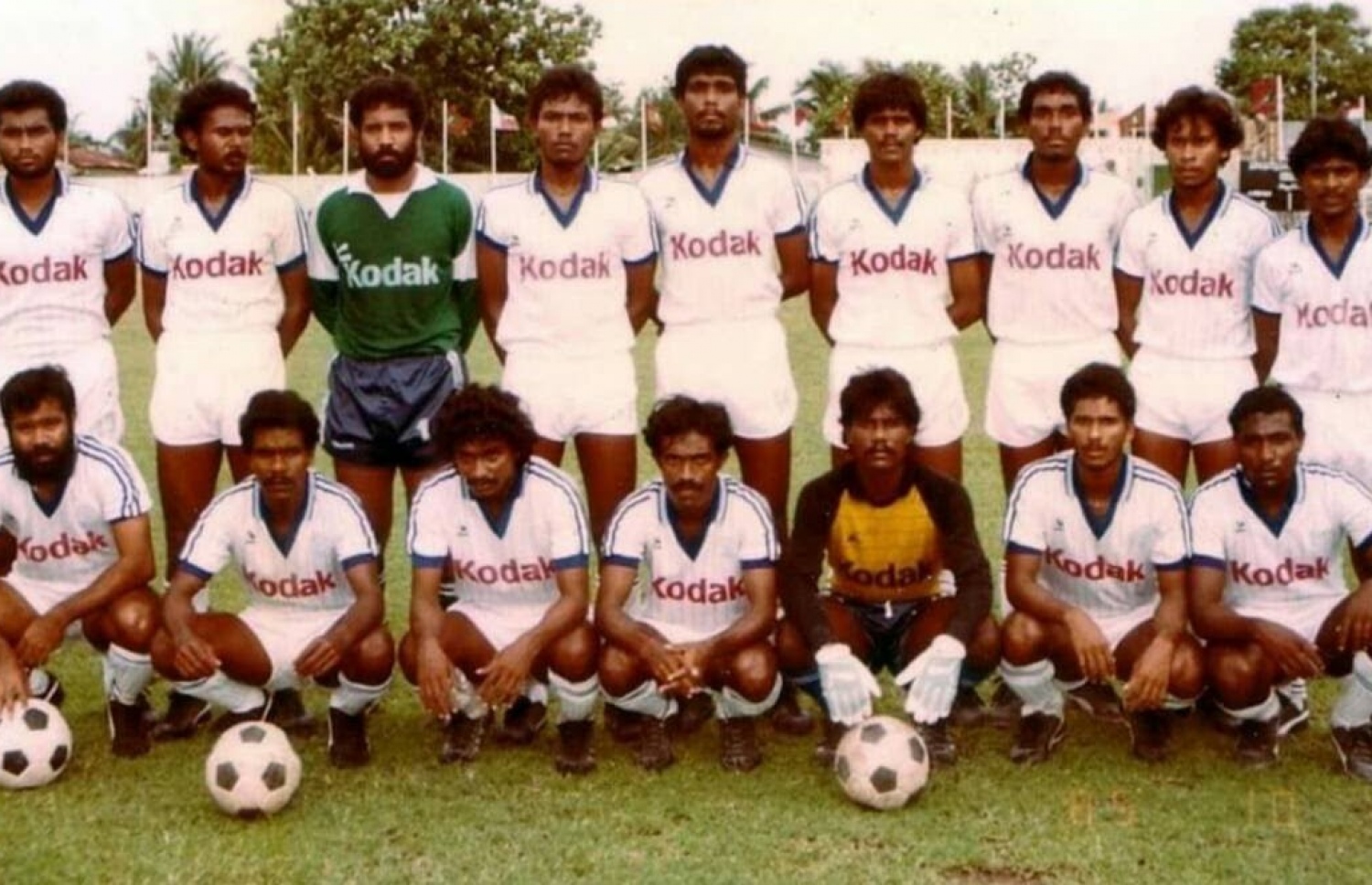 ކޭން (ކޮޅަށް ވ-4) ގައި: އޭނާ ނިއުގެ ފުޓްބޯޅަ ޓީމަށް ވެސް ދެ ތިން އަހަރަކު ކުޅުނު.