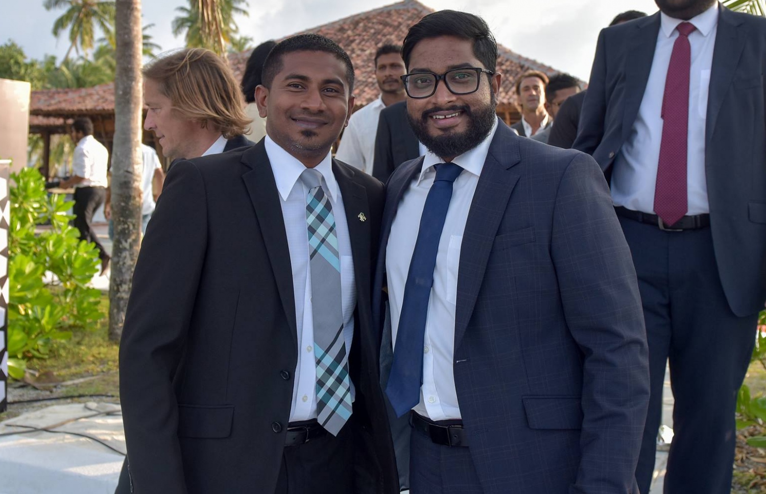 އެފްއޭއެމްގެ ރައީސް ބައްސާމް (ކ) އާއި ސްޕޯޓްސް މިނިސްޓަރު މަހުލޫފް، އެފްއޭއެމް އެވޯޑްސް ހަފުލާގައި.