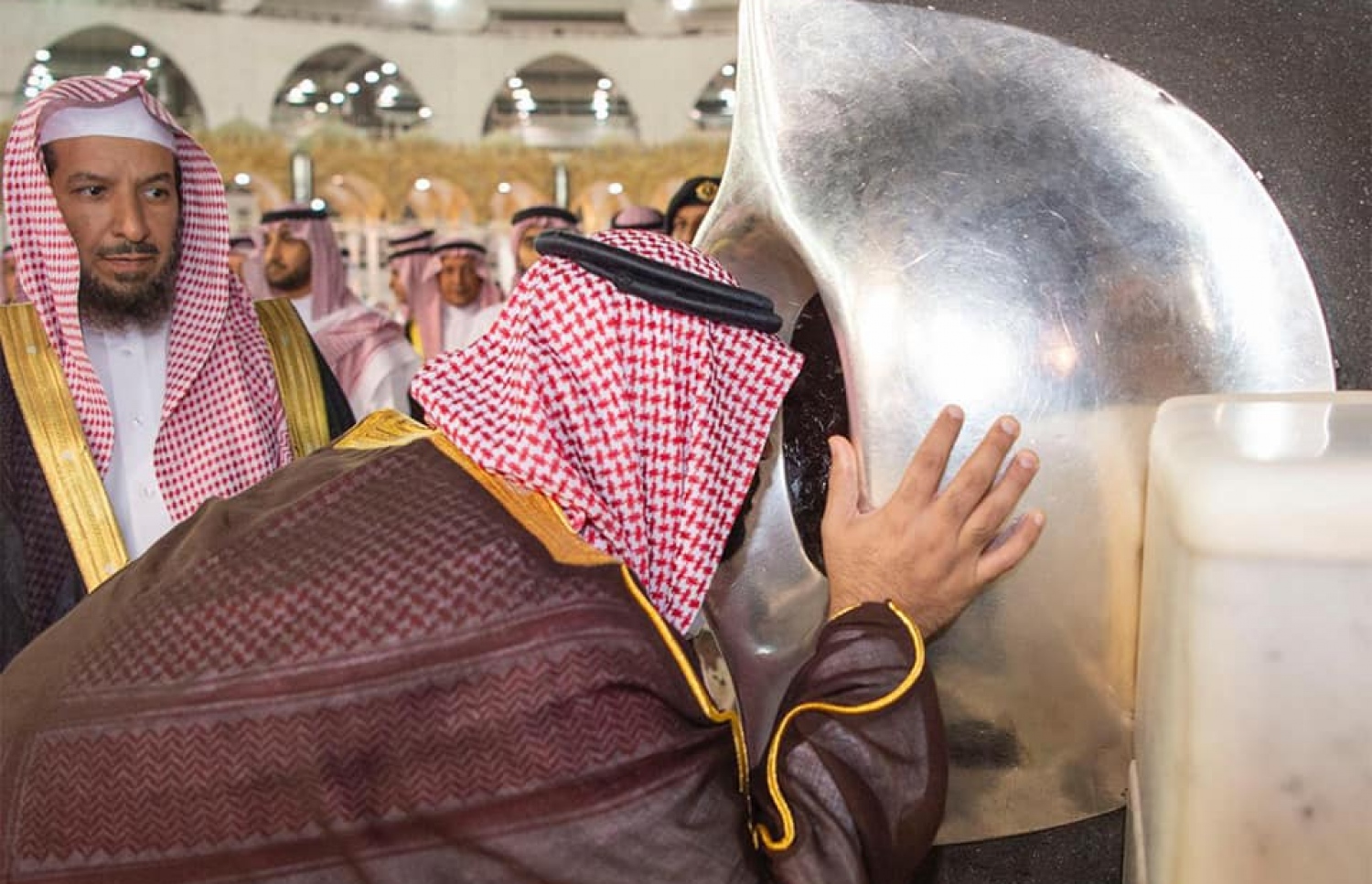 މައްކާ، ފެބްރުއަރީ 12، 2019: ޕްރިންސް މުހައްމަދު ހަޖަރަލް އަސްވަދުގައި ބޮސް ދެއްވަނީ.