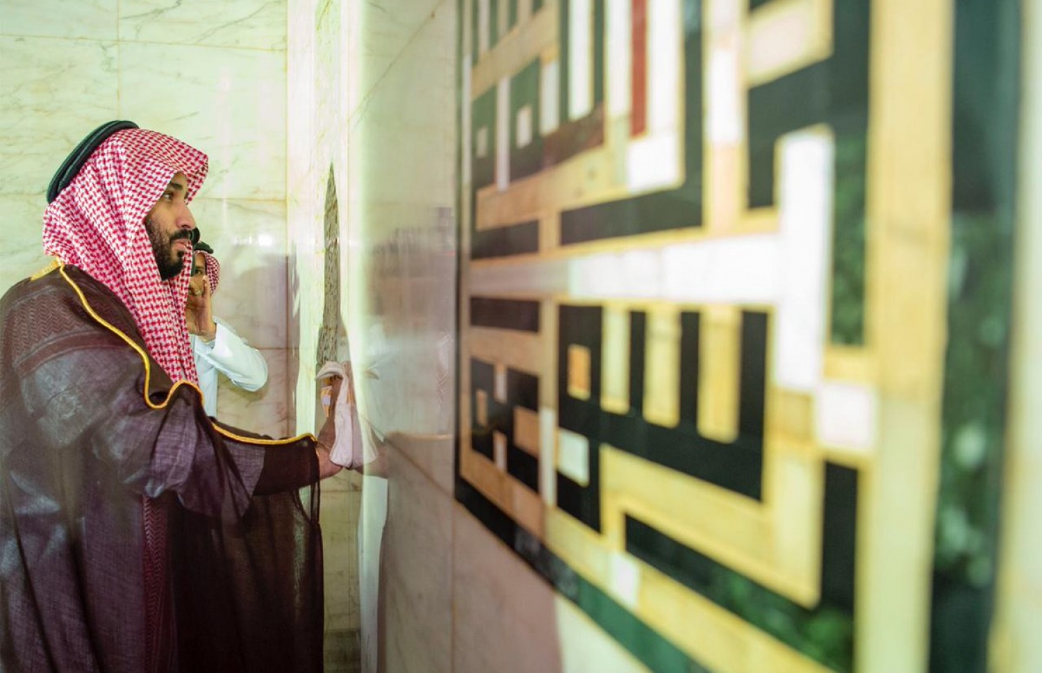 މައްކާ، ފެބްރުއަރީ 12، 2019: ޕްރިންސް މުހައްމަދު ކައުބާގެ އެތެރޭގެ ފާރުތައް ސާފު ކުރައްވަނީ.