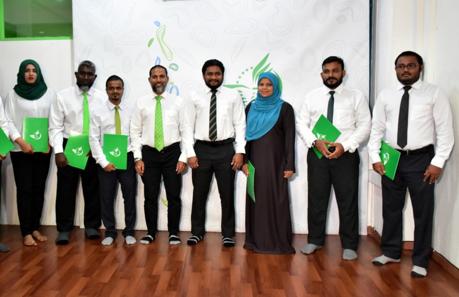 އަދާލަތު ޕާޓީން ޓިކެޓް ހަވާލުކުރި ބައެއް ކެންޑިޑޭޓުންނާ އެކު އިމްރާން އާއި އަދާލަތު ޕާޓީގެ ނައިބު ރައީސް އަލީ ޒާހިރު ފޮޓޯއަކަށް ހުއްޓިވަޑައިގެން. --ފޮޓޯ/އަދާލަތު ޕާޓީ