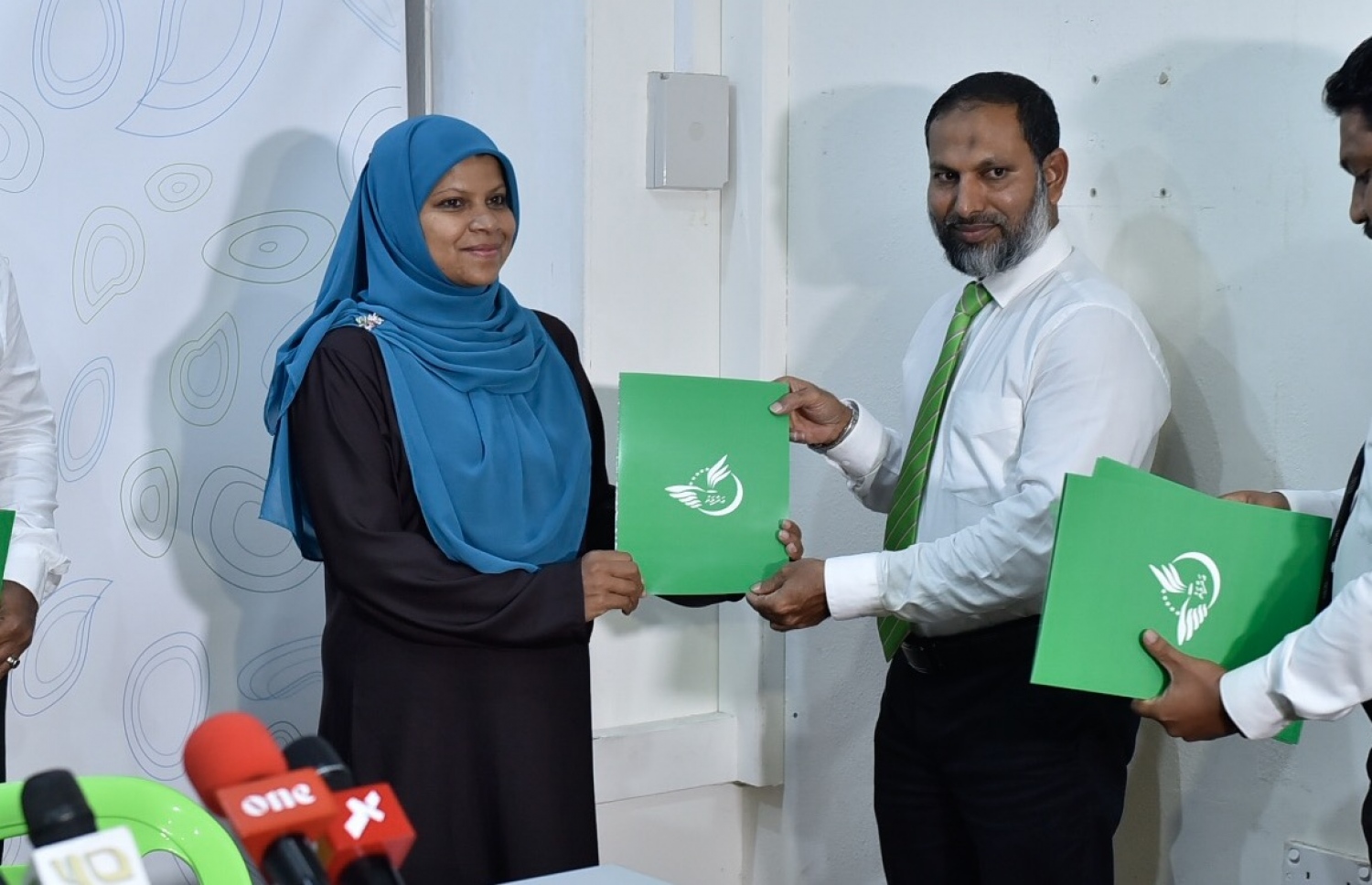 މަޖިލިސް އިންތިޚާބުގެ ޓިކެޓް އަނާރާ އަށް ހަވާލުކޮށްދެއްވަނީ. --މިހާރު ފޮޓޯ:ނިޝާން އަލީ