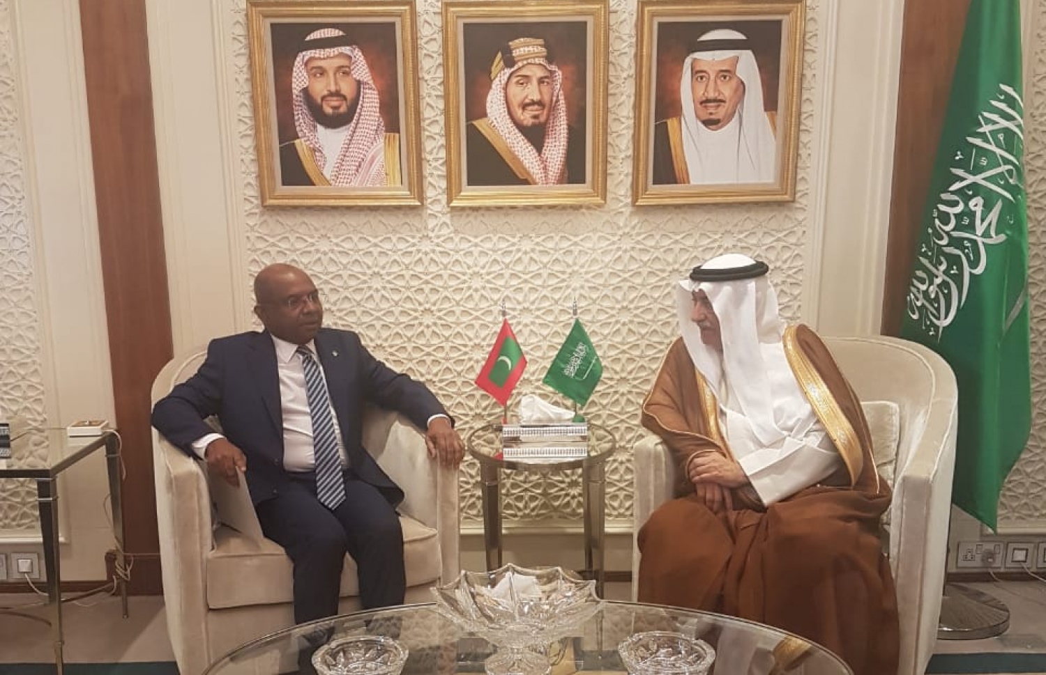 ފޮރިން މިނިސްޓަރު އަބްދުﷲ ޝާހިދު (ވ) ސައުދީ އަރަބިއްޔާގެ ފޮރިން މިނިސްޓަރު ޑރ އިބްރާހިމް ބިން އަބްދުލްއަޒީޒް އަލް-އައްސާފް އާ ބައްދަލުކުރައްވަނީ -- ފޮޓޯ: ފޮރިން މިިނިސްޓްރީ