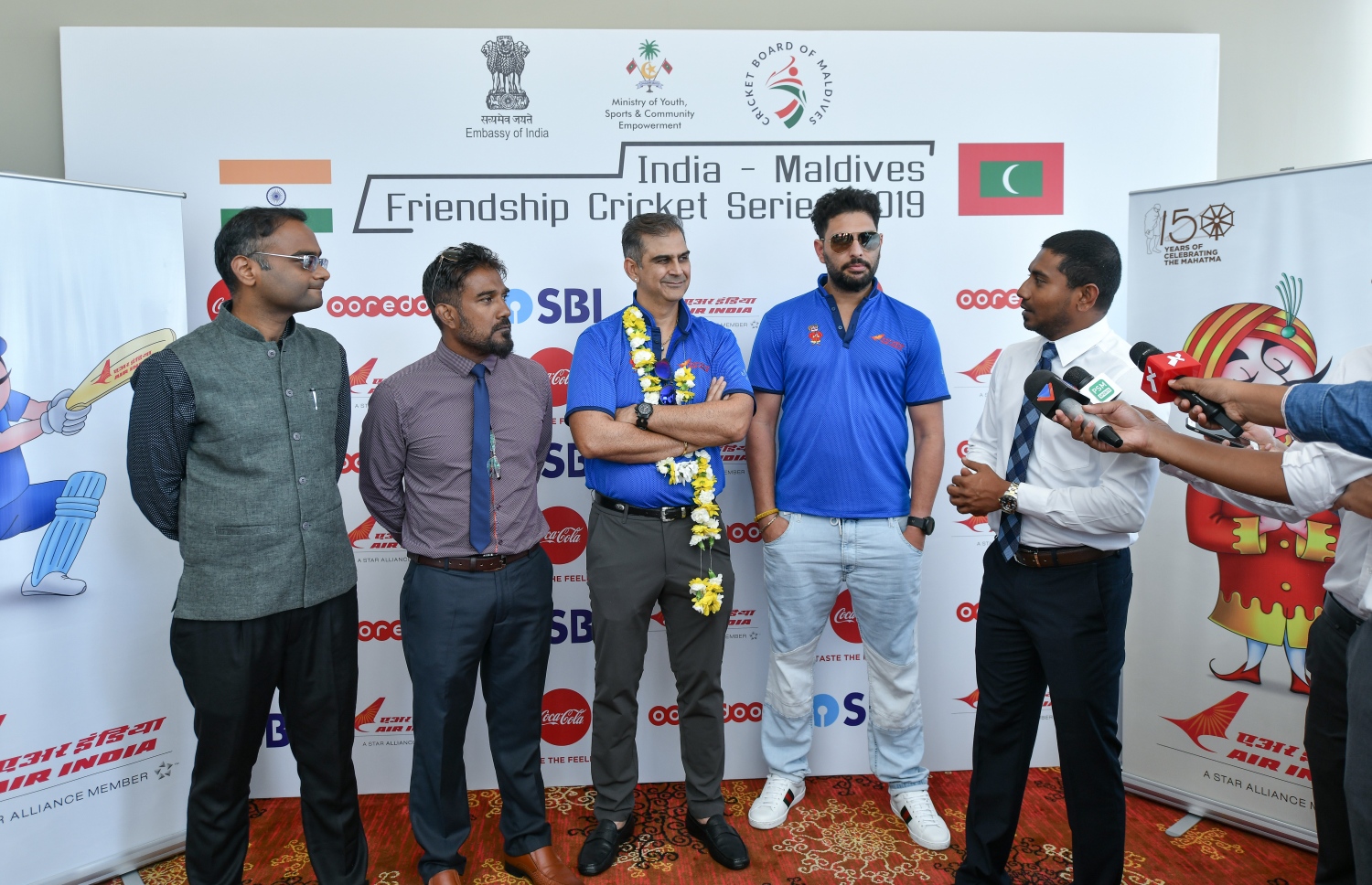 މަހުލޫފް (ކ) އާއި އިންޑިއާ ޓީމު މީޑިއާ އަށް އިންޓަވިއުދެނީ. -- ފޮޓޯ: ނިޝާން އަލީ/ މިހާރު