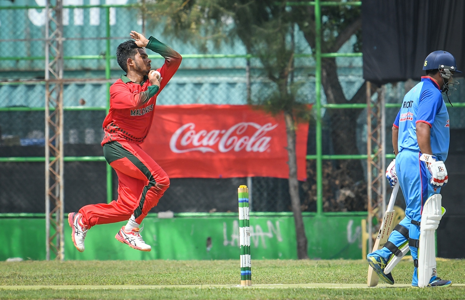 އެއާ އިންޑިއާ އާއި ގައުމީ ކްރިކެޓް ޓީމު މާލޭގައި ކުޅުނު މެޗުގައި ރާއްޖޭގެ ޔޫސުފް އަޒްޔާން ފަރުހަތު އުކަނީ. --ފޮޓޯ: ނިޝާން އަލީ/ މިހާރު
