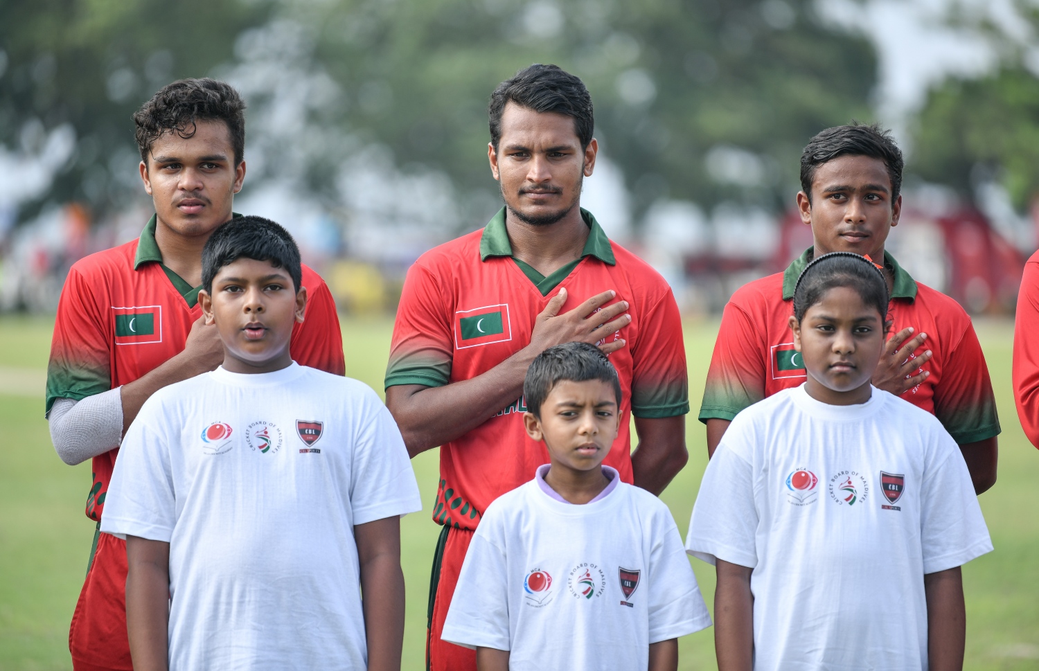 ރާއްޖޭގެ ކުޅުންތެރިން ގައުމީ ސަލާމުގައި ބައިވެރިވަނީ. --ފޮޓޯ: ނިޝާން އަލީ/ މިހާރު