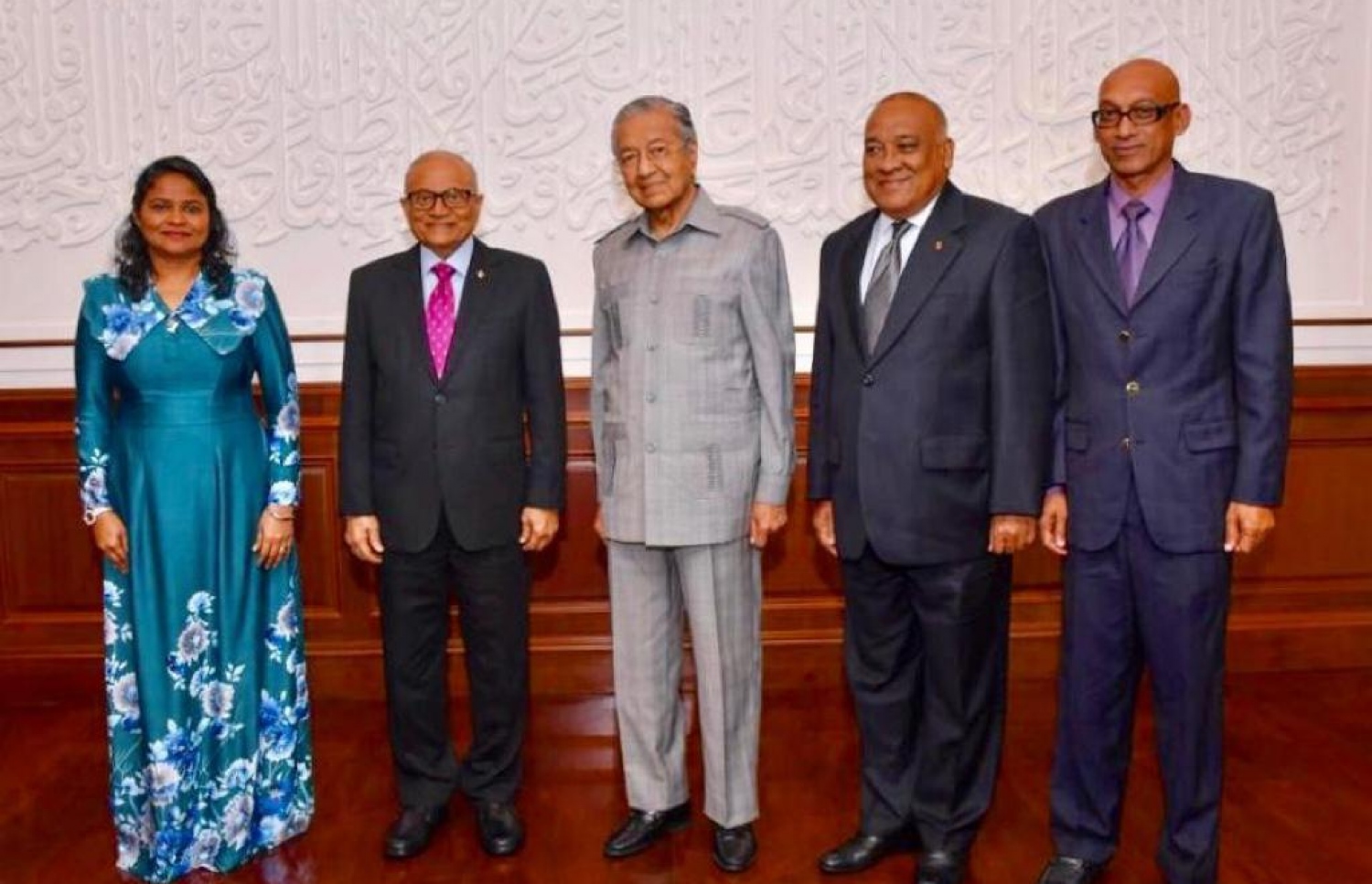 މައުމޫނާއި މަހާތިރު ބައްދަލު ކުރެއްވުން--