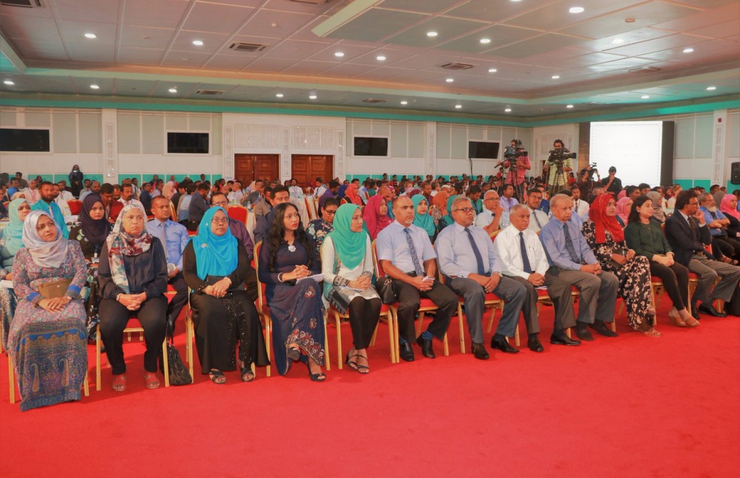 ދަރުބާރުގޭގައި މިއަދު ފެށި ޓީޗާސް ކޮންފަރެންސްގެ ފެށުމުގެ ރަސްމިއްޔާތުގައި ބައިވެރިވި ބައެއް ބޭފުޅުން.-- ފޮޓޯ: އެޑިއުކޭޝަން މިނިސްޓްރީ