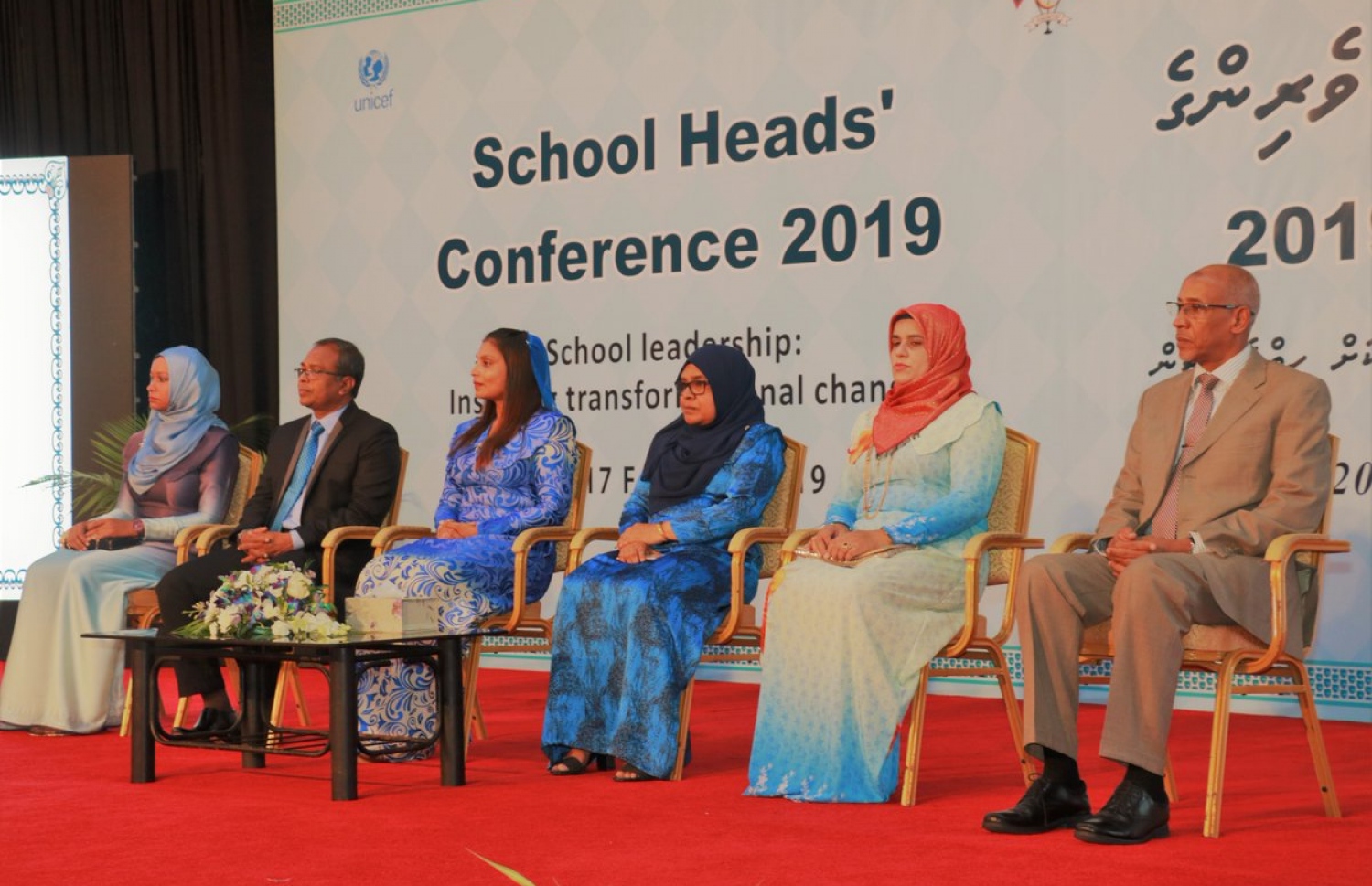 ޓީޗާސް ކޮންފަރެންސްގެ ފެށުމުގެ ރަސްމިއްޔާތުގައި އެޑިއުކޭޝަން މިނިސްޓަރު ޑރ. އައިޝަތު އަލީ އާއި އެޑިއުކޭޝަންގެ އިސް ވެރިންތަކެއް: އެންމެ ބޮޑު ބަޖެޓެއް ދީފައި ވަނީ އެޑިޔުކޭޝަނަށް .-- ފޮޓޯ: އެޑިއުކޭޝަން މިނިސްޓްރީ