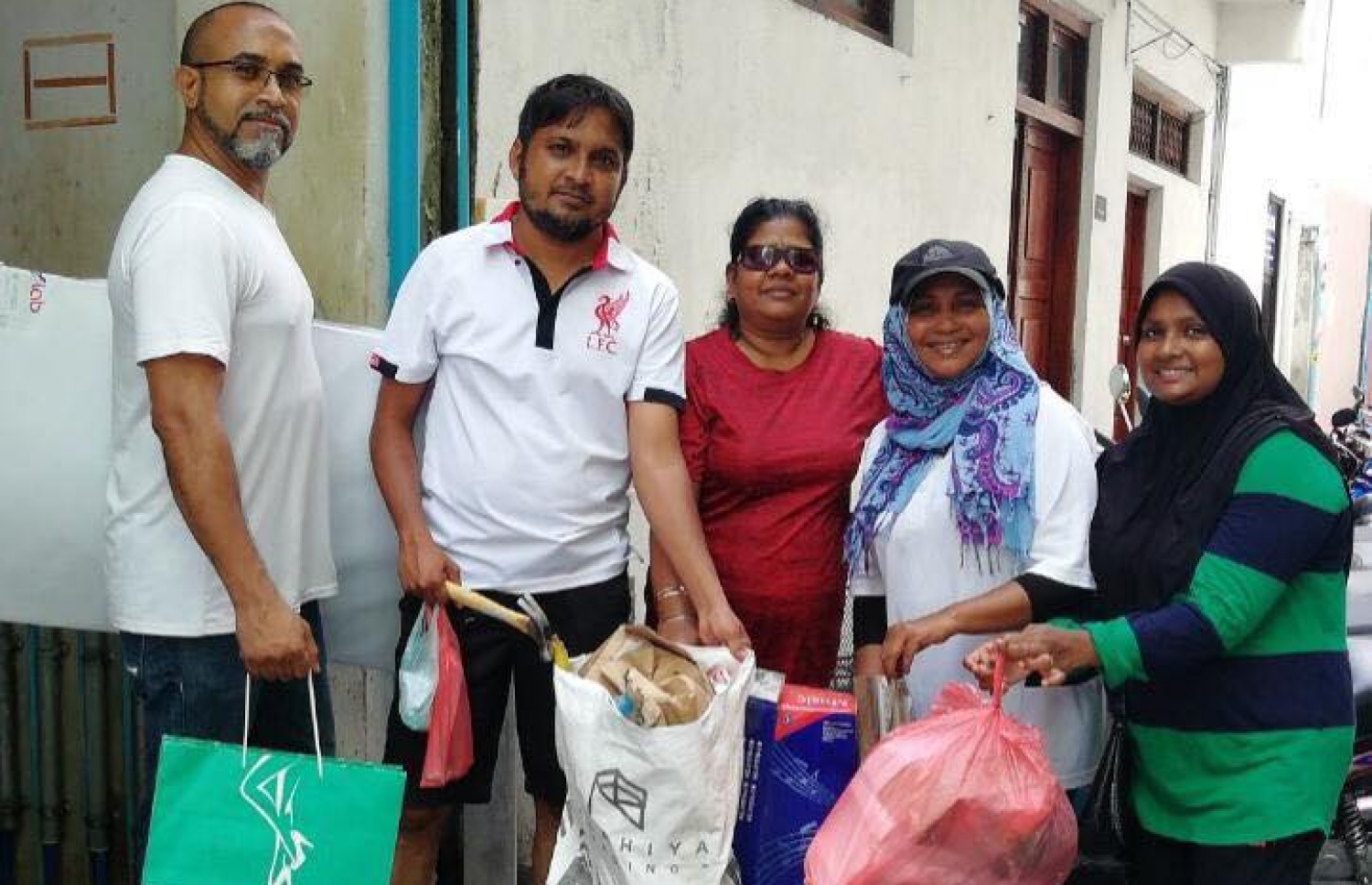 މާފަންނު މެދު ދާއިރާގެ ކައުންސިލަރު އަޒްރާ (ކ-2) އާއި އެ ދާއިރާގެ ރައްޔިތުން ފޮޓޯއަކަށް ހުއްޓިގެން.