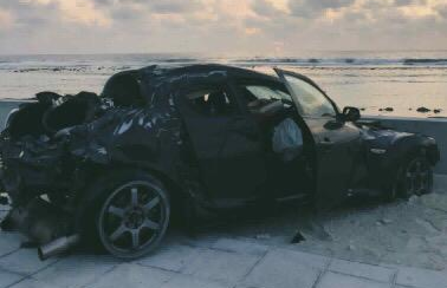 ބްރިޖުގައި ބާރަށް ދުއްވި ކާރެއް އެކްސިޑެންޓުވެ ފުނޑުފުނޑުވެފަައި