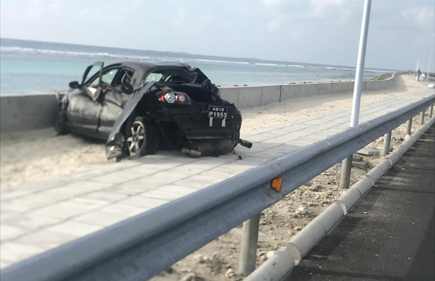 ބްރިޖް ހައިވޭގައި އެކްސިޑެންޓުވި ކާރު. -- ފޮޓޯ: މިހާރު