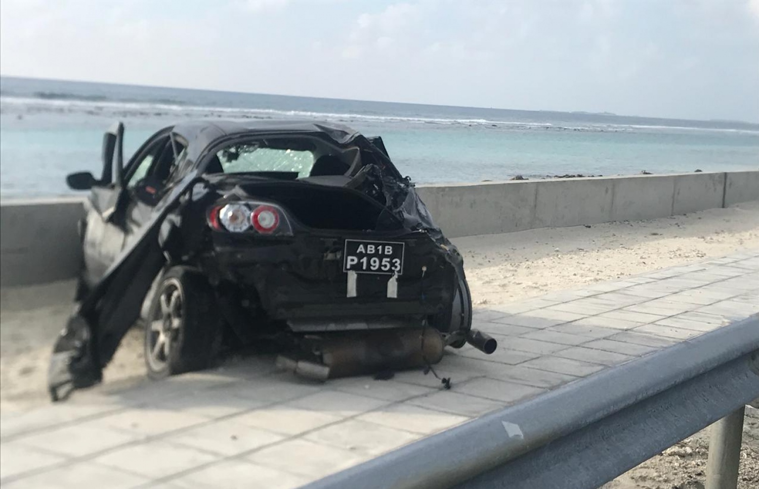 ބްރިޖް ހައިވޭގައި އެކްސިޑެންޓުވި ކާރު. -- ފޮޓޯ: މިހާރު