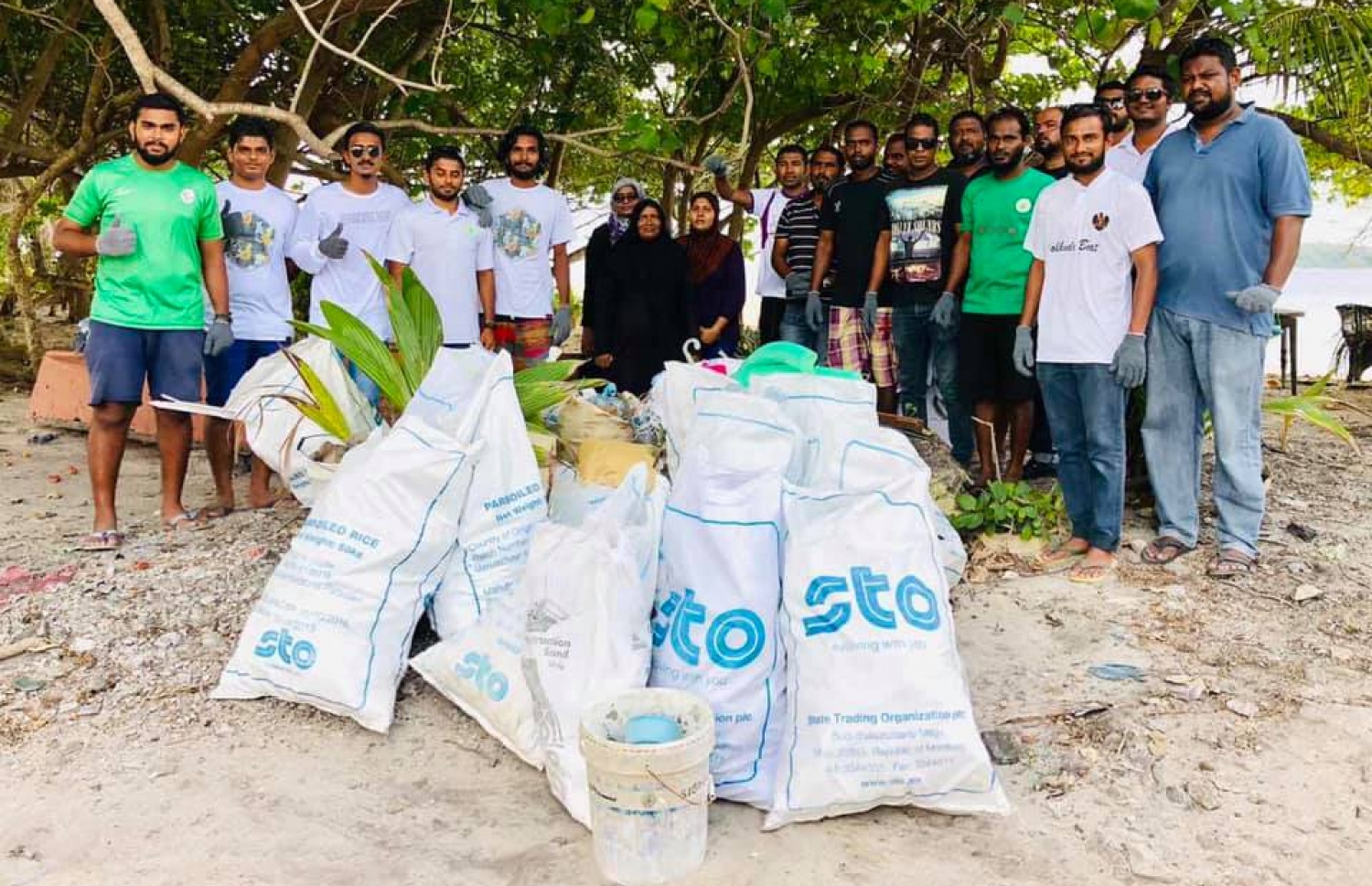 ރާއްޖޭގެ ރަށެއް ސާފު ކުރުމަށް ފަހު ބަޔަކު ފޮޓޯއަކަށް ހުއްޓިގެން.