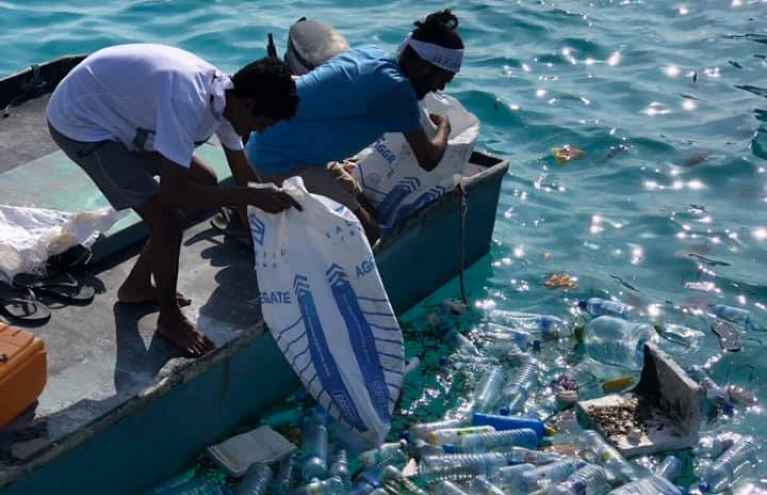ރަށެއްގެ ފަޅު ތެރޭގައި ހުރި ކުނިތަކެއް ދެ މީހަކު ނަގަނީ.