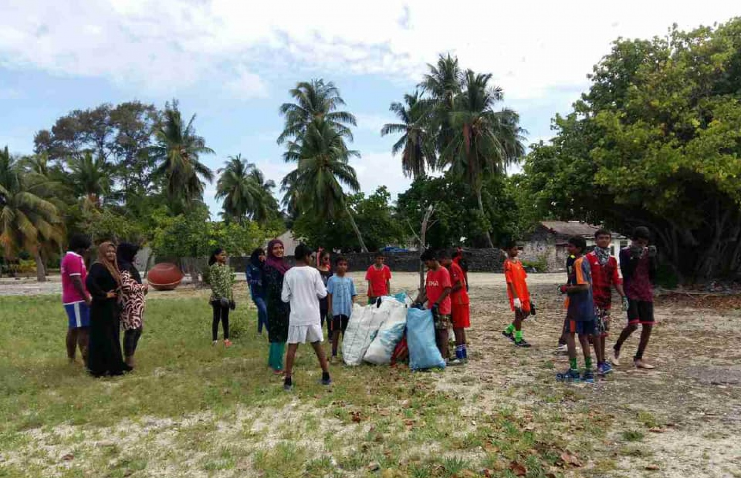 ރާއްޖޭގެ ރަށެއްގައި ބަޔަކު ސާފު ކުރުމުގެ ހަރަކާތް ހިންގަނީ.