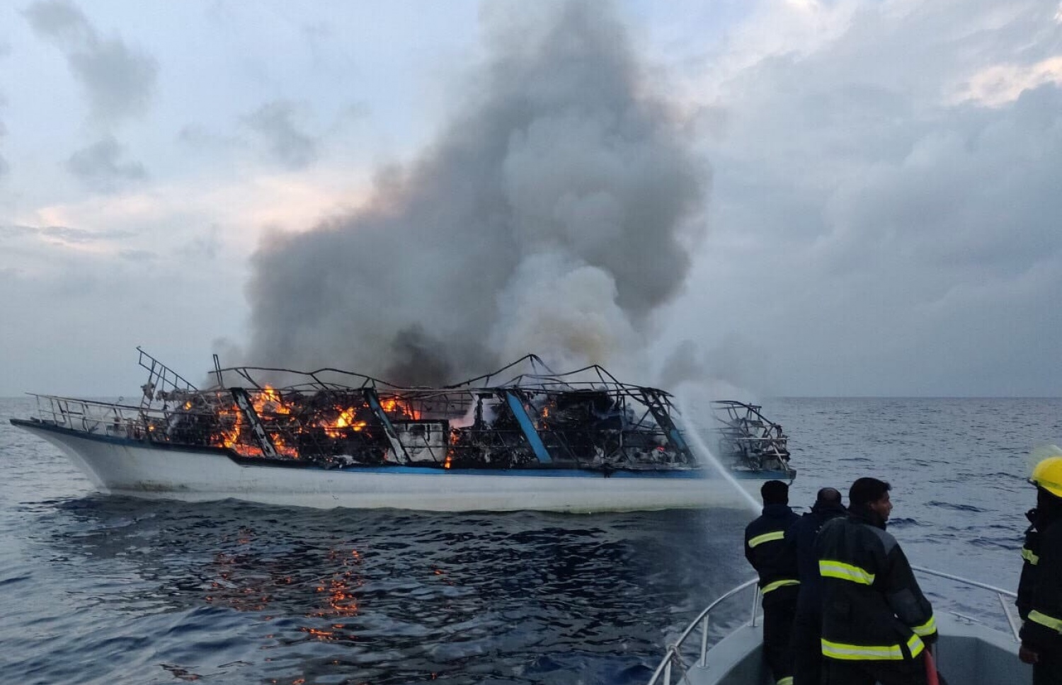 ރަވާނާ ބޯޓުގައި ރޯވި އަލިފާންގަނޑު ނިއްވައިލުމަށް ފަޔާމަނުން ހަރަކާތްތެރިވަނީ.---ފޮޓޯ: ޕޮލިސް