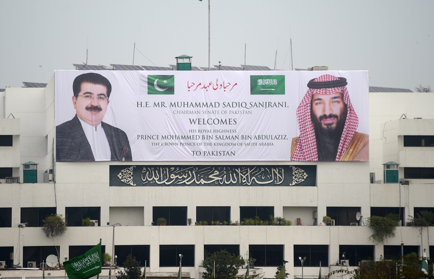 ސައުދީ ވަލީ އަަހުދު މުހައްމަދު ބިން ސަލްމާން އަށް މަރުހަބާ ދެންނެވުމަށް ދަމާވެފައިވާ ބެނާއެއް. --ފޮޓޯ:އޭއެފްޕީ