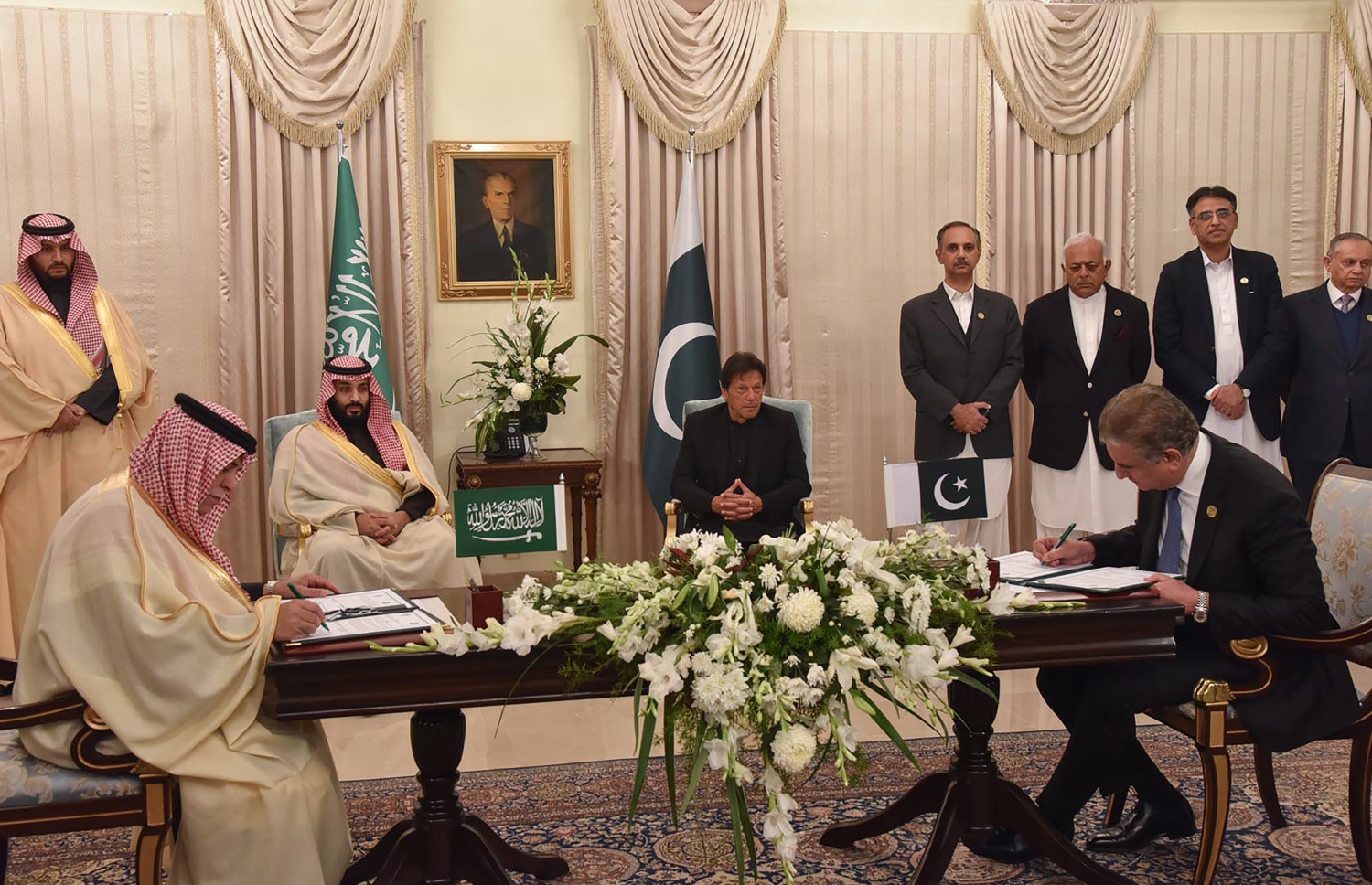 ސައުދީ އަރަބިއާ އާއި ޕާކިސްތާނުން އެއްބަސްވުންތަކުގައި ސޮއިކުރާ އިރު ވަލީ އަހުދު މުހައްމަދު އާއި ބޮޑު ވަޒީރު އިމްރާން ޚާން. --ފޮޓޯ:އޭއެފްޕީ