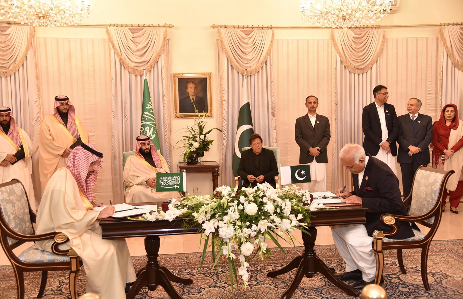 ސައުދީ އަރަބިއާ އާއި ޕާކިސްތާނުން އެއްބަސްވުންތަކުގައި ސޮއިކުރާ އިރު ވަލީ އަހުދު މުހައްމަދު އާއި ބޮޑު ވަޒީރު އިމްރާން ޚާން. --ފޮޓޯ:އޭއެފްޕީ