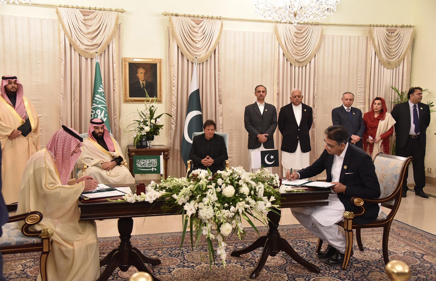 ސައުދީ އަރަބިއާ އާއި ޕާކިސްތާނުން އެއްބަސްވުންތަކުގައި ސޮއިކުރާ އިރު ވަލީ އަހުދު މުހައްމަދު އާއި ބޮޑު ވަޒީރު އިމްރާން ޚާން. --ފޮޓޯ:އޭއެފްޕީ