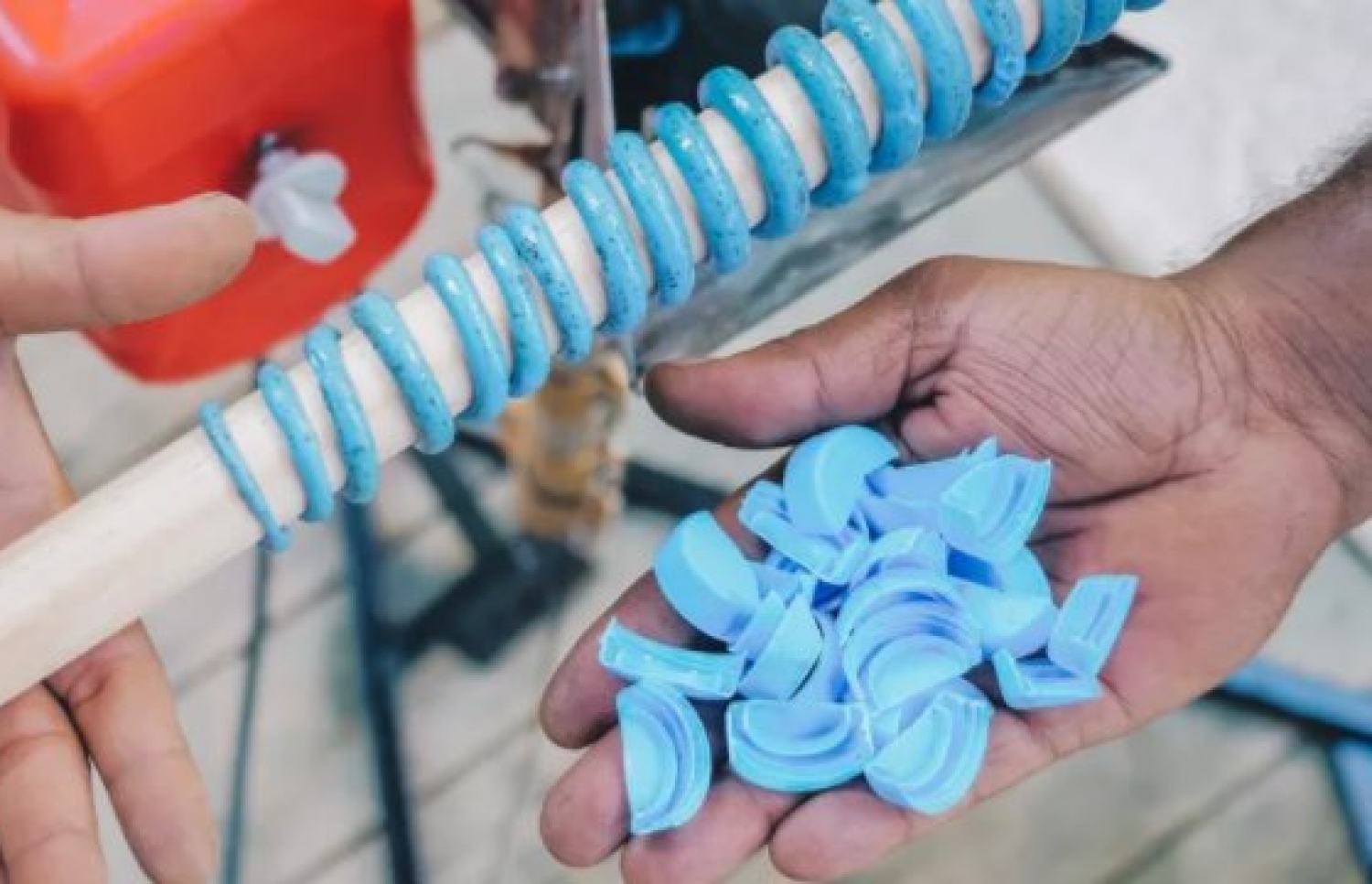 ޕްލާސްޓިކް ފުޅީގެ މަތިން ތަކެތި އުފައްދަނީ: ކުންޏަކީ މިހާރު އަލުން ބޭނުންކުރެވޭ އެއްޗެއް -- ފޮޓޯ: ސޮނޭވާ