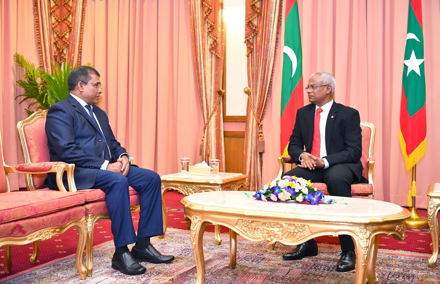 ސަފީރުކަމުގެ ފަތްކޮޅު ޑރ. މައުސޫމަށް މިއަދު ދެއްވުމަށް ފަހު، ރައީސް އިބްރާހިމް މުހައްމަދު ސޯލިހް އޭނާއާ ބައްދަލުކުރައްވަނީ.---ފޮޓޯ: ރައީސް އޮފީސް