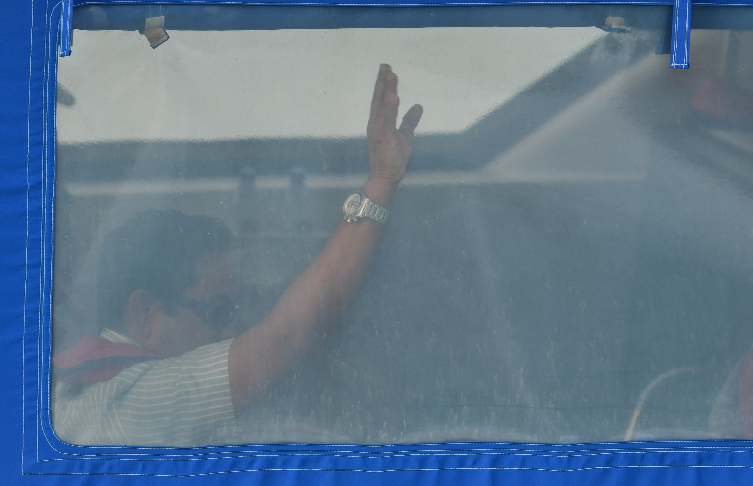 ޔާމީން މިއަދު ޖަލަށް ގެންދިއުމަށްޓަކައި ލޯންޗުގައި އިންނެވިއިރު ސަޕޯޓަރުންނަށް އަތްޕުޅު ހިއްލާލައްވައި ސަލާމް ކުރައްވަނީ.---ފޮޓޯ: ނިޝާން އަލީ/މިހާރު