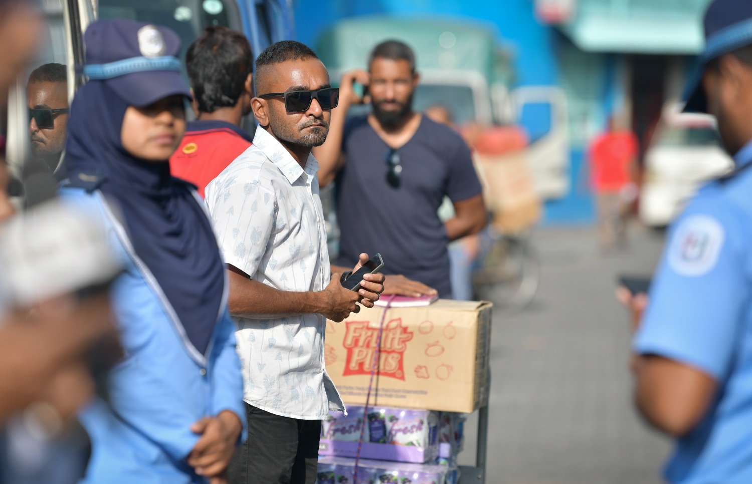 ޔާމީން ކޯޓަށް ހާޒިރު ކުރި ވަގުތު، އެމަނިކުފާނުގެ ދަރިކަލުން ކޯޓު ބޭރުގައި. --- ފޮޓޯ: ނިޝާން އަލީ/ މިހާރު