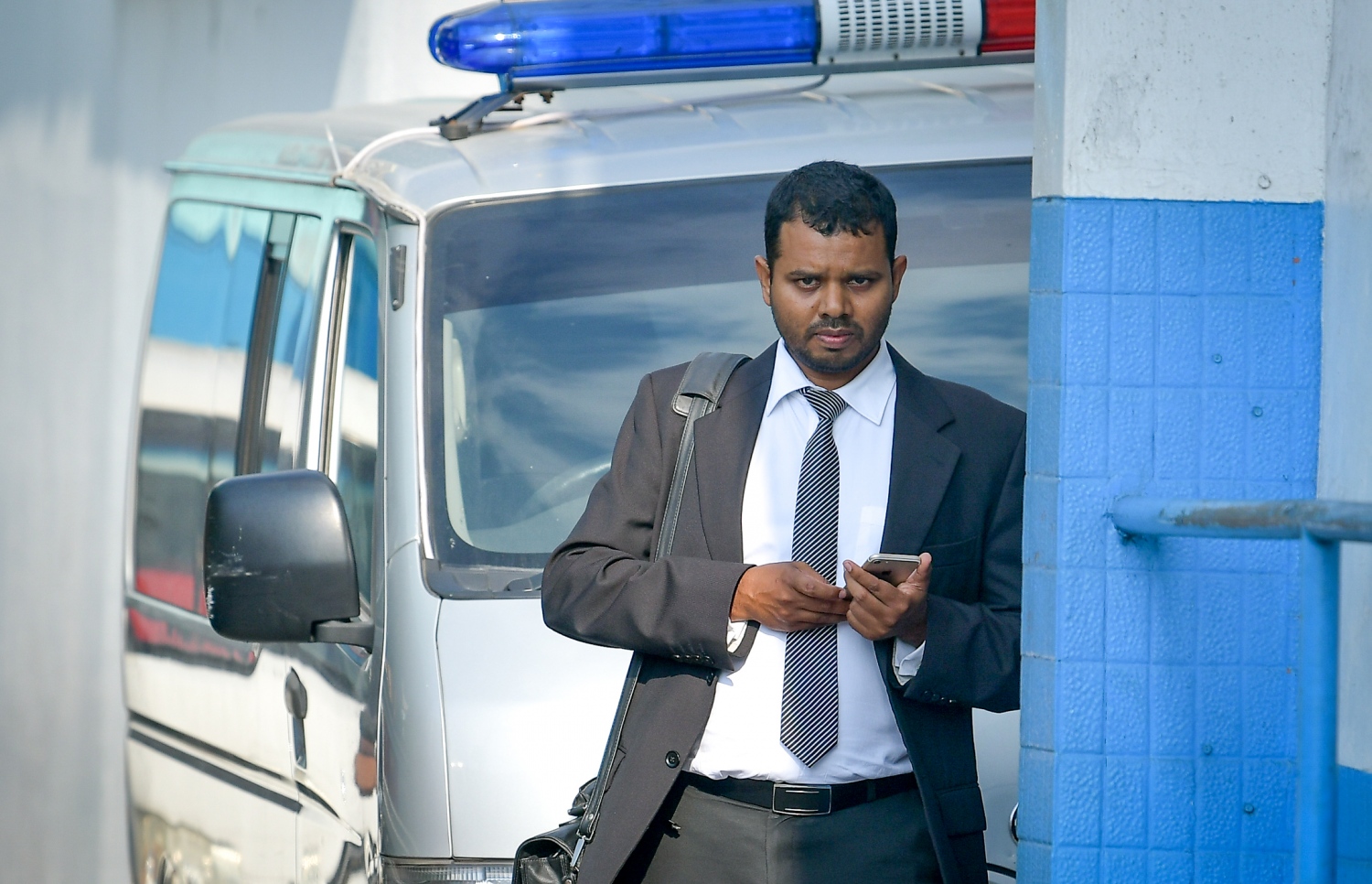 ޔާމީންގެ ވަކީލް ޝިޔާޒް މިއަދު ކޯޓުން ނުކުމެވަޑައިގަންނަވަނީ. --- ފޮޓޯ: ނިޝާން އަލީ/ މިހާރު