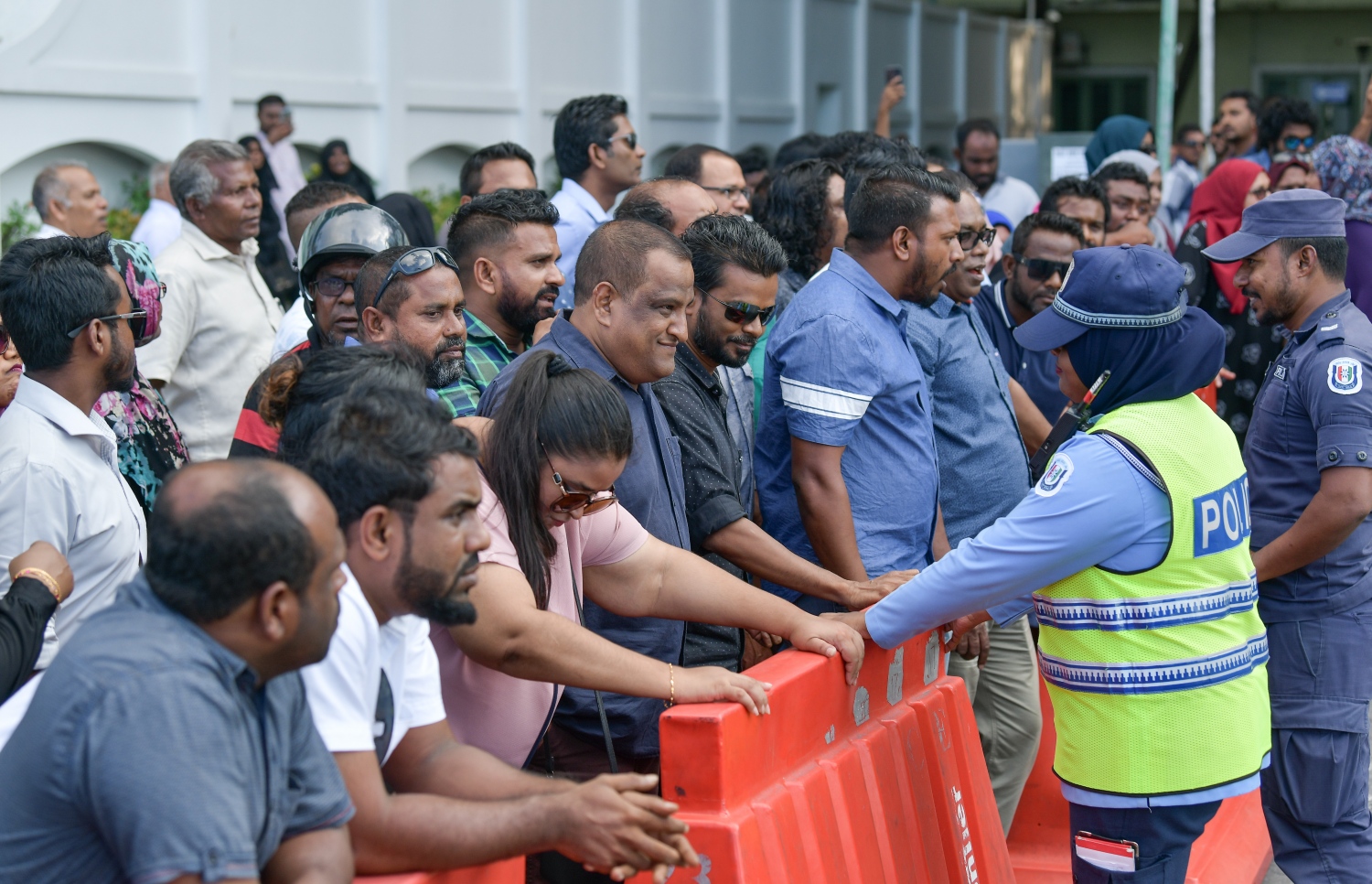 ޔާމީންގެ ޝަރީއަތް ކްރިމިނަލް ކޯޓުގައި މިއަދު ކުރިއަށް ގެންދާއިރު، އެމަނިކުފާނުގެ ސަޕޯޓަރުންތަކެއް ކޯޓުގެ ބޭރުގައި.---ފޮޓޯ: ނިޝާން އަލީ/މިހާރު