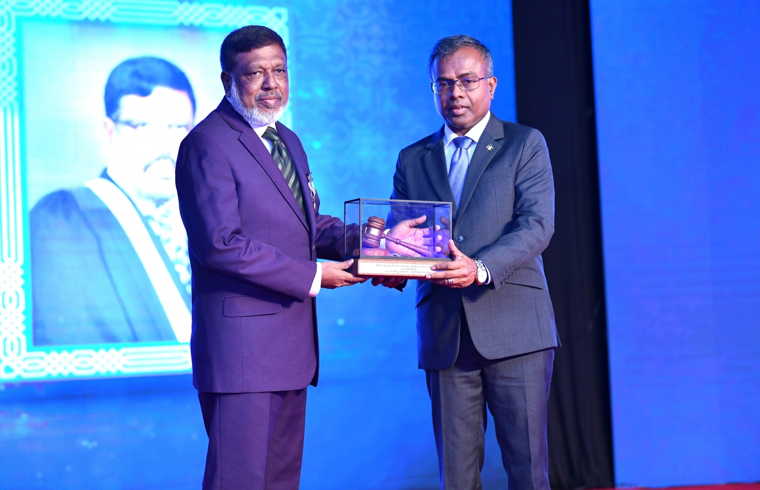 މާލެ- 18 ފެބުރުއަރީ 2019: "ޖުޑީޝަލް އިޔާ 2019" އިފްތިތާހު ކުރުމަށް ރޭ ދަރުބާރުގޭގައި ބޭއްވި ހާއްސަ ރަސްމިއްޔާތުގައި، ރިޓަޔާ ކުރައްވާފައިވާ ފަނޑިޔާރު މުހުތާޒު ފަހުމީ (ވ) އުއްތަމަ ފަނޑިޔާރު ޑރ. އަހުމަދު އަބްދުﷲ ދީދީ ޝަރަފުވެރިކަން އަރުވަނީ.--- ފޮޓޯ:ނިޝާން އަލީ/މިހާރު