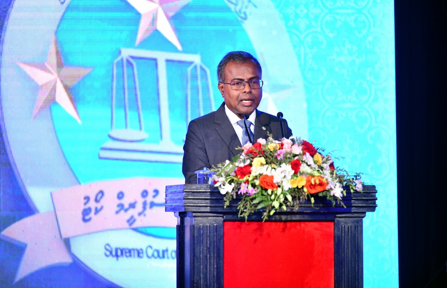 މާލެ- 18 ފެބުރުއަރީ 2019: "ޖުޑީޝަލް އިޔާ 2019" އިފްތިތާހު ކުރުމަށް ރޭ ދަރުބާރުގޭގައި ބޭއްވި ހާއްސަ ރަސްމިއްޔާތުގައި އުއްތަމަ ފަނޑިޔާރު ޑރ. އަހުމަދު އަބްދުﷲ ދީދީ ވާހަކަފުޅު ދައްކަވަނީ.--- ފޮޓޯ: ނިޝާން އަލީ/މިހާރު