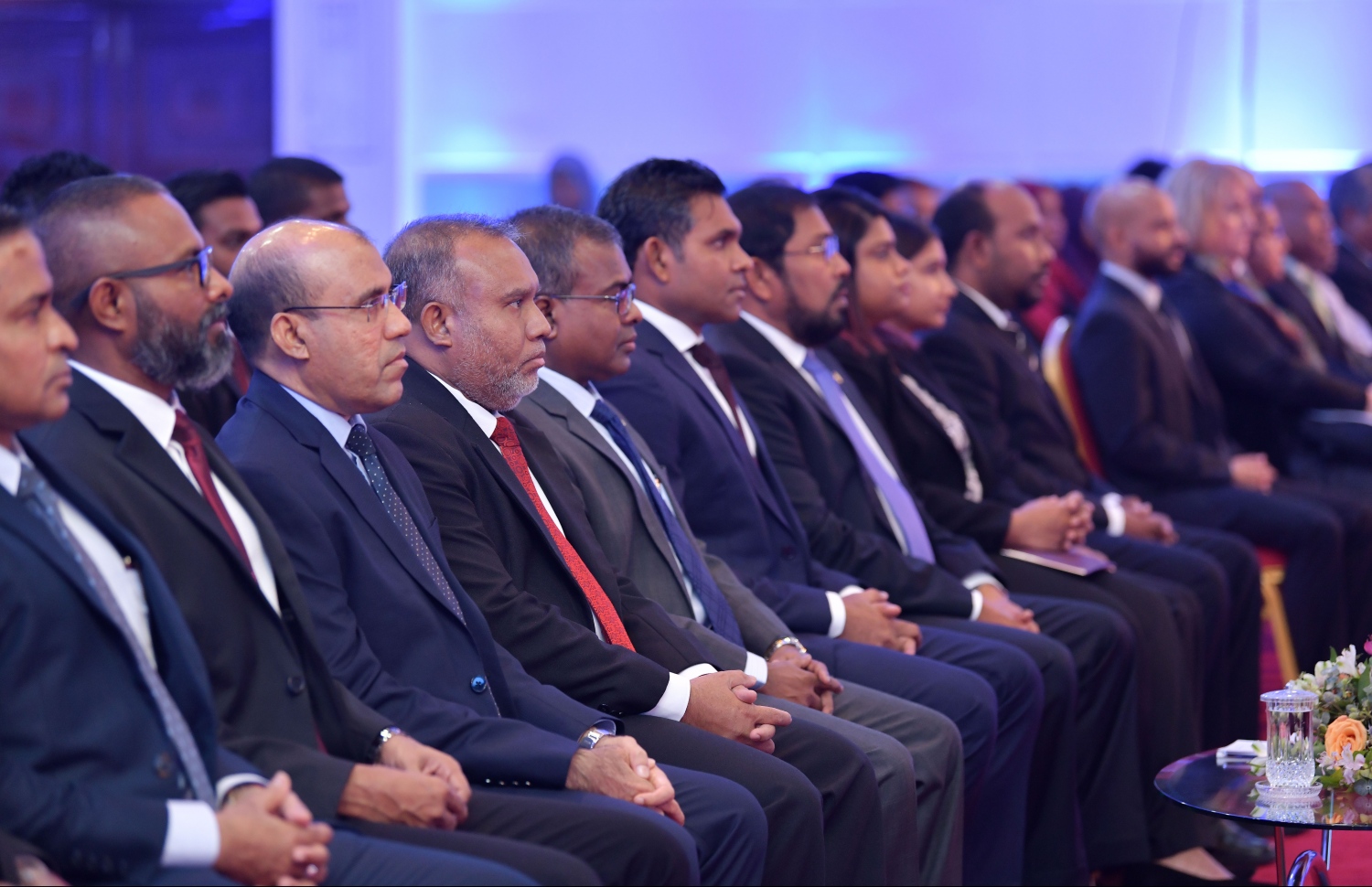 މިއަދުގެ ހަފްލާގައި ނައިބު ރައީސް ފައިސަލް ނަސީމާއި އުއްތަމަ ފަނޑިޔާރު ޑރ. އަހުމަދު އަބްދުﷲ ދީދީ އަދި ރައްޔިތުންގެ މަޖިލިހުގެ ރައީސް ގާސިމް އިބްރާހިމް ބައިވެރިވެވަޑައިގަންނަވަނީ.---ފޮޓޯ: ހުސައިން ވަހީދު/މިހާރު