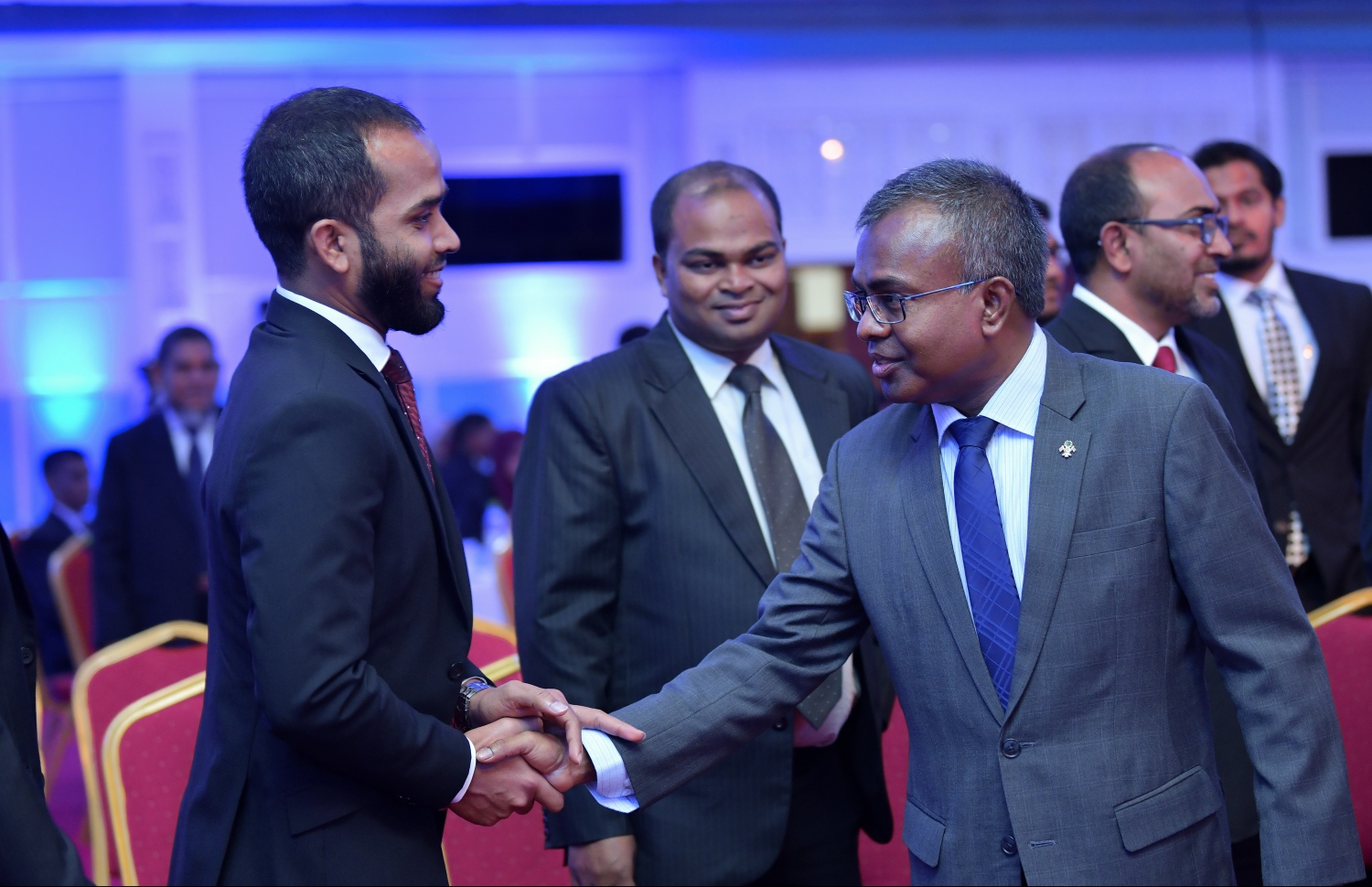 މާލެ: ފެބުރުއަރީ 19، 2019: ޝަރުއީ ދާއިރާ މިނިވަންކުރުމާއި ހަރުދަނާކުރުމާ ގުޅޭގޮތުން ބާއްވާ ސެމިނާ ފެށުމުގެ ރަސްމިއްޔާތުގައި އުއްތަމަފަނޑިޔާރު އަހުމަދު އަބްދުﷲ ދީދީ އަދި ފަނޑިޔާރު ހައިލަމް ސަލާމްކުރައްވަނީ---. ފޮޓޯ: ހުސައިން ވަހީދު/މިހާރު