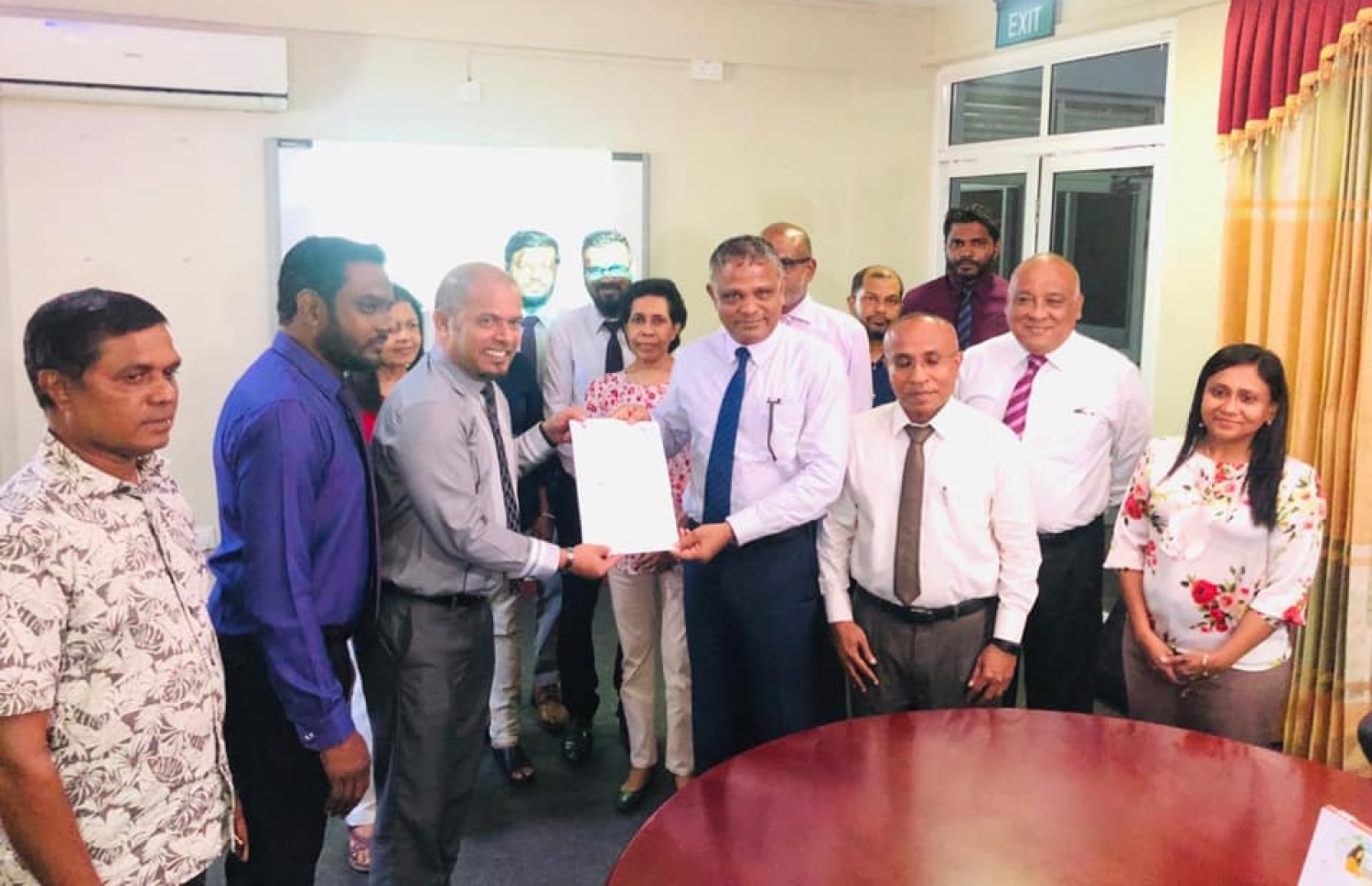 މައުމޫންގެ އާ ޕާޓީ އުފެއްދުމުގެ ހުއްދައާ، އިބްރާހިމް ހަަސަން ހަވާލުވެވަޑައިގަންނަވަނީ. --ފޮޓޯ/ސޯޝަލްމީޑިއާ