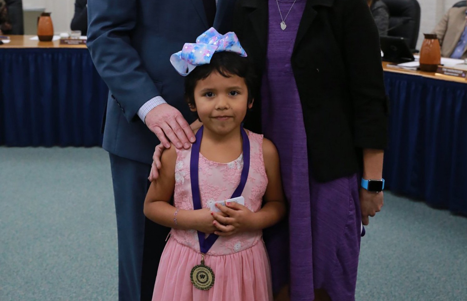 ޕްރިސީލާ ޝެނަން މިސް އާއި ސްކޫލްގެ ވެރިޔަކާ އެކު.