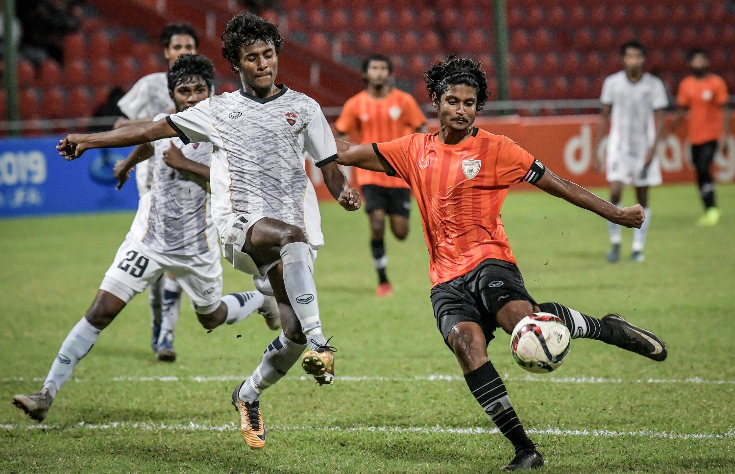 އީގަލްސްގެ ހަންނަ (ކ) ގޯލަށް ބޯޅަ ފޮނުވާލަނީ. -- ފޮޓޯ: ނިޝާން އަލީ/ މިހާރު