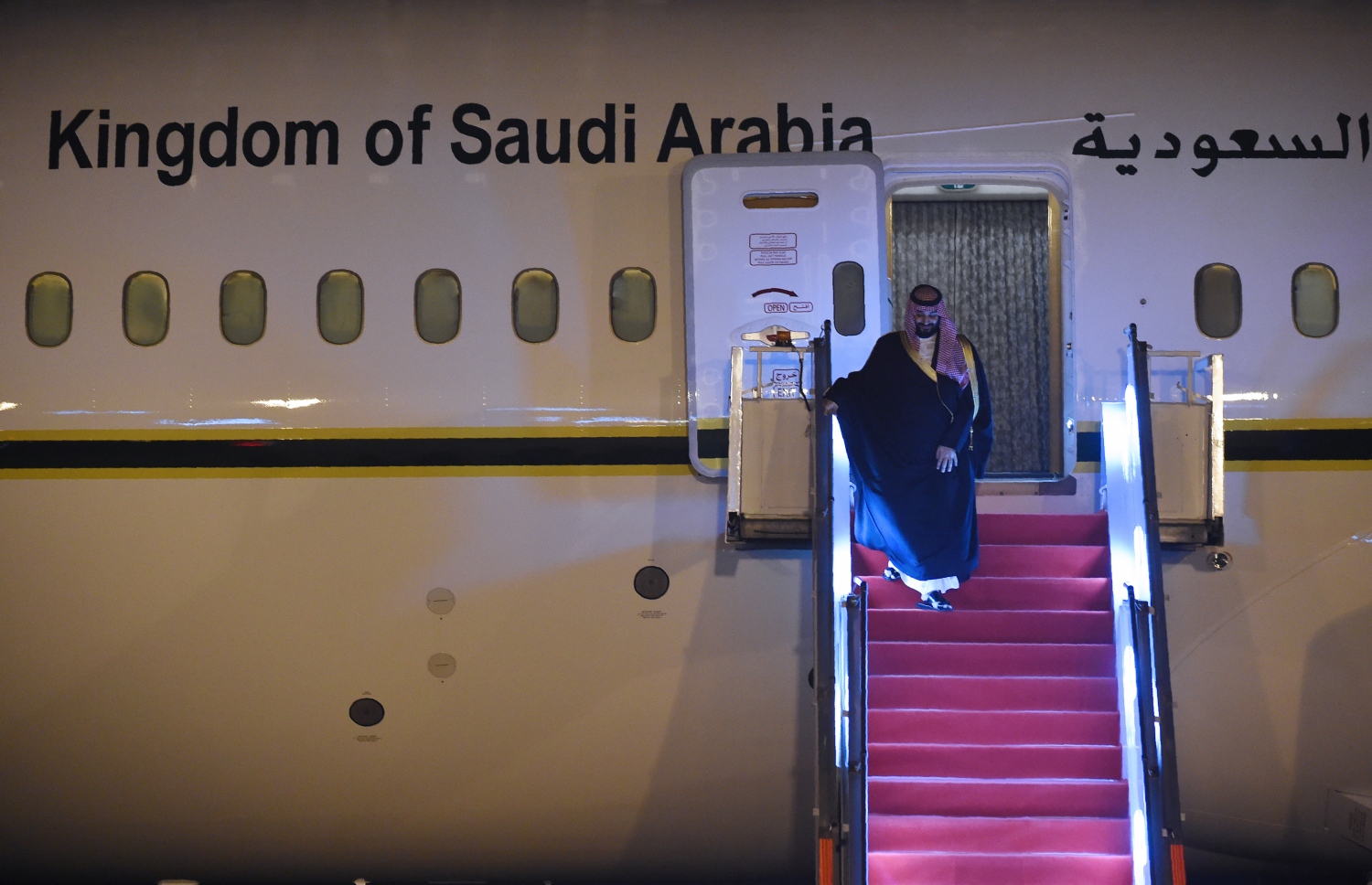 ސައުދީ ވަލީ އަހުދު މުހައްމަދު ބިން ސަލްމާން ދިއްލީ އެއާޕޯޓަށް ފައިބައިވަޑައިގަންނަވަނީ. --ފޮޓޯ:އޭއެފްޕީ