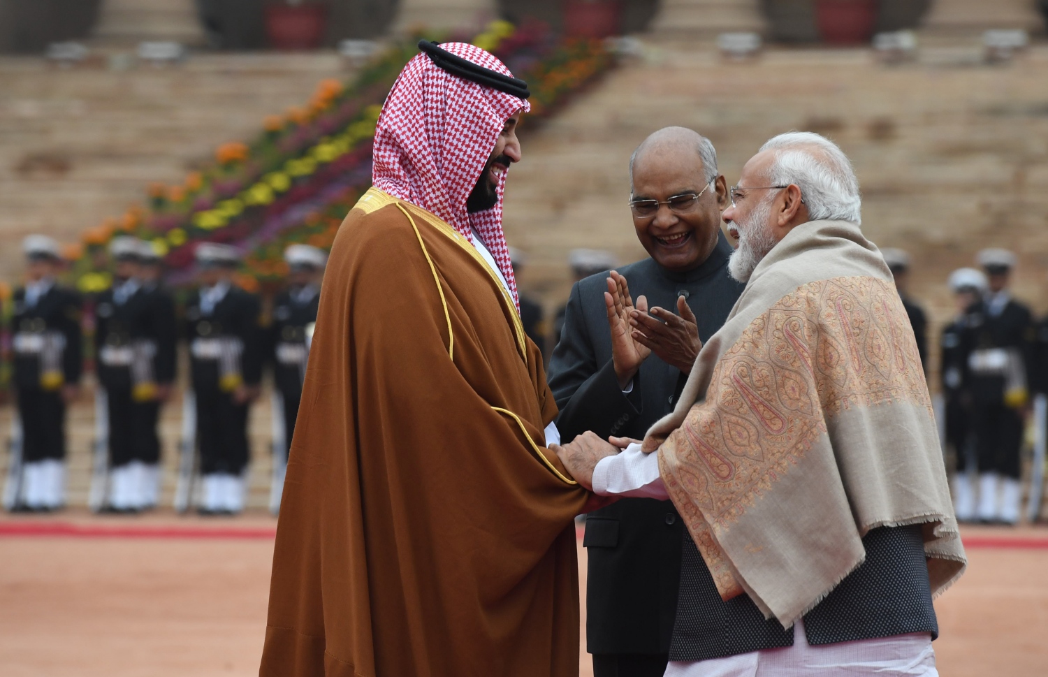 ސައުދީ ވަލީ އަހުދު މުހައްމަދު ބިން ސަލްމާން (ވ) އަށް އިންޑިއާގެ ބޮޑު ވަޒީރު ނަރެންދުރަ މޯދީ (ކ) އާއި ރައީސް ރާމް ނާތު ކޮވިންދު މިއަދު މަރުހަބާ ދަންނަވަނީ. --ފޮޓޯ:އޭއެފްޕީ