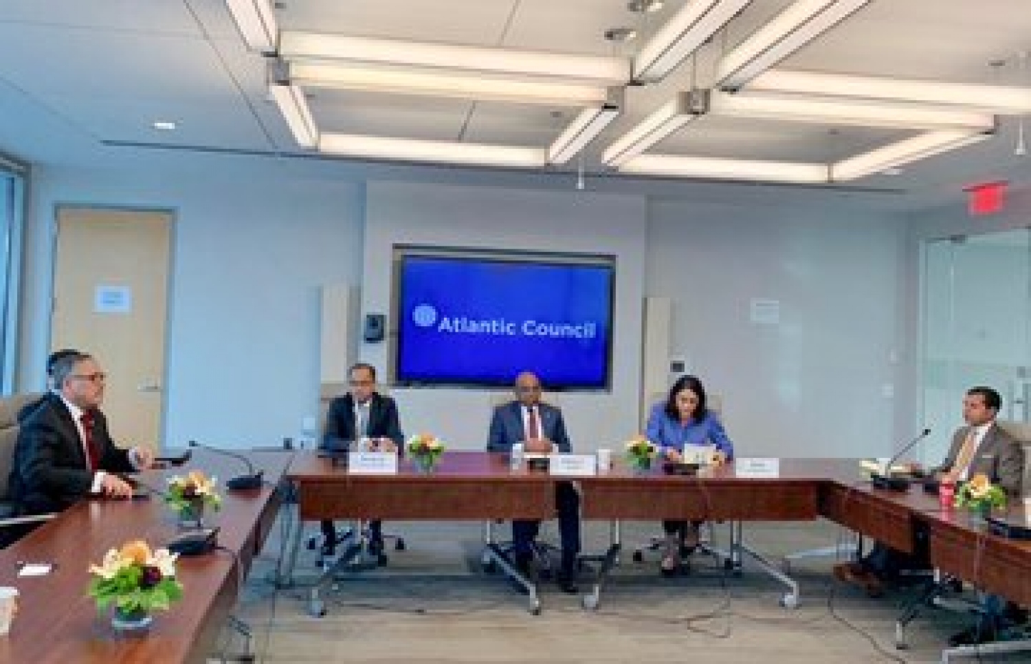 އެމެރިކާގެ އެޓްލާންޓިކް ކައުންސިލްގެ ސައުތު އޭޝިއާ ސެންޓަރުގައި ފޮރިން މިނިސްޓަރު ޝާހިދު ވާހަކަ ބައިވެރިވަޑައިގަންނަވަނީ  -- ފޮޓޯ: މޯލްޑިވްސް މިޝަން އެންވައި