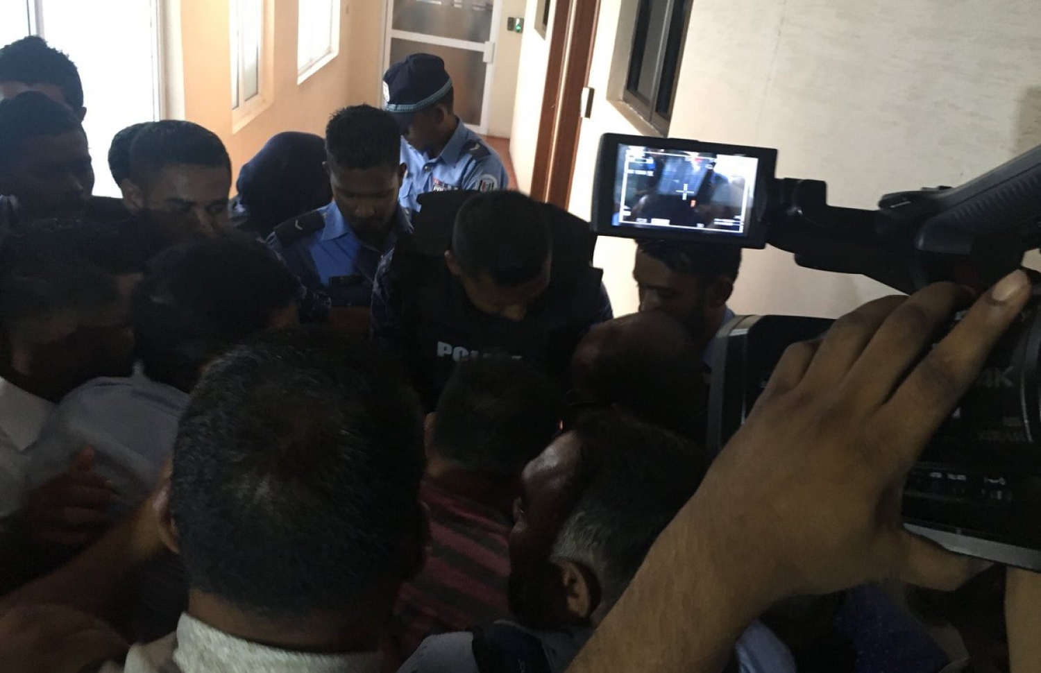 ފުލުހުން އައިޖީއެމްއެޗުގައި ސަލާމަތީ ކަންކަން ބަލަހައްޓަން ހަރަކާތްތެރި ވަނީ: ޔާމީނަށް ތާއީދުކުރާ ބަޔަކު ހޮސްޕިޓަލަށް އެއްވުމުން ޕެޕަ ސްޕްރޭ ޖެހި ސަބަބު ފުލުހުން ވަނީ ތަފްސީލް ކޮށްދީފައި. --ފޮޓޯ/ސޯޝަލް މީޑިއާ