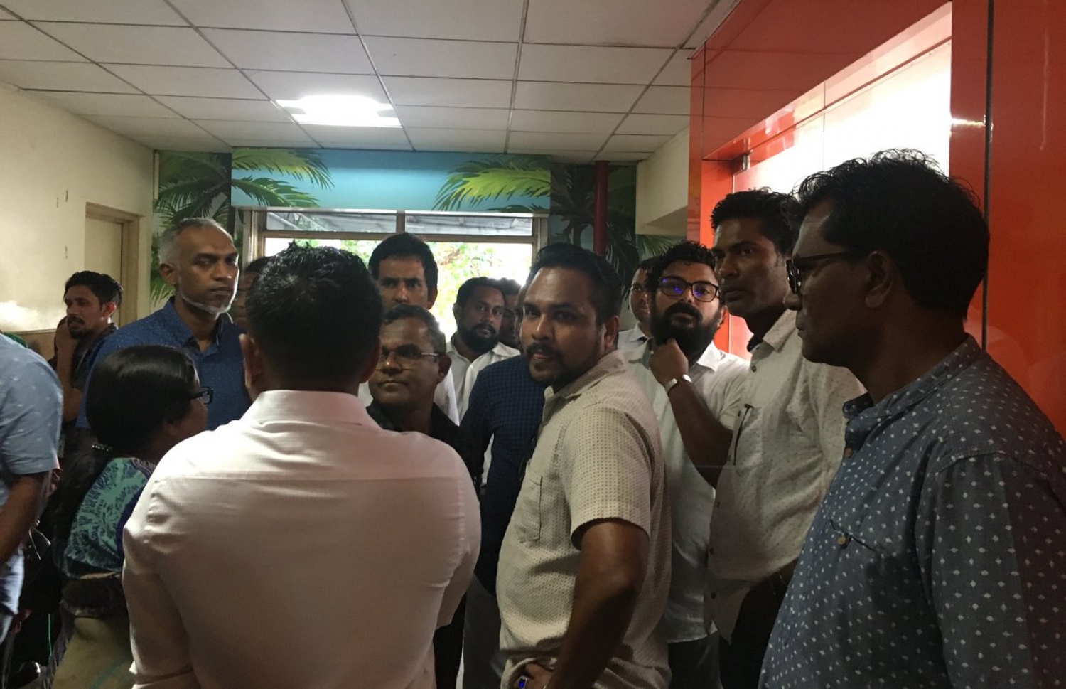 ބޭނުންހާ ތަނެއްގައި މުޒާހަރާކުރެވިގެން ނުވާނެ ކަމަށް ބުނެ، އެއްވެ އުޅުމުގެ ހައްގު ހަނިކޮށް އެކަމުގެ ދިފާއުގައި ވާހަކަ ދެއްކި ސިޔާސީ ބައެއް ބޭފުޅުން ހޮސްޕިޓަލް ތެރޭގައި ވެސް ވަނީ މުޒާހަރާކޮށްފައި