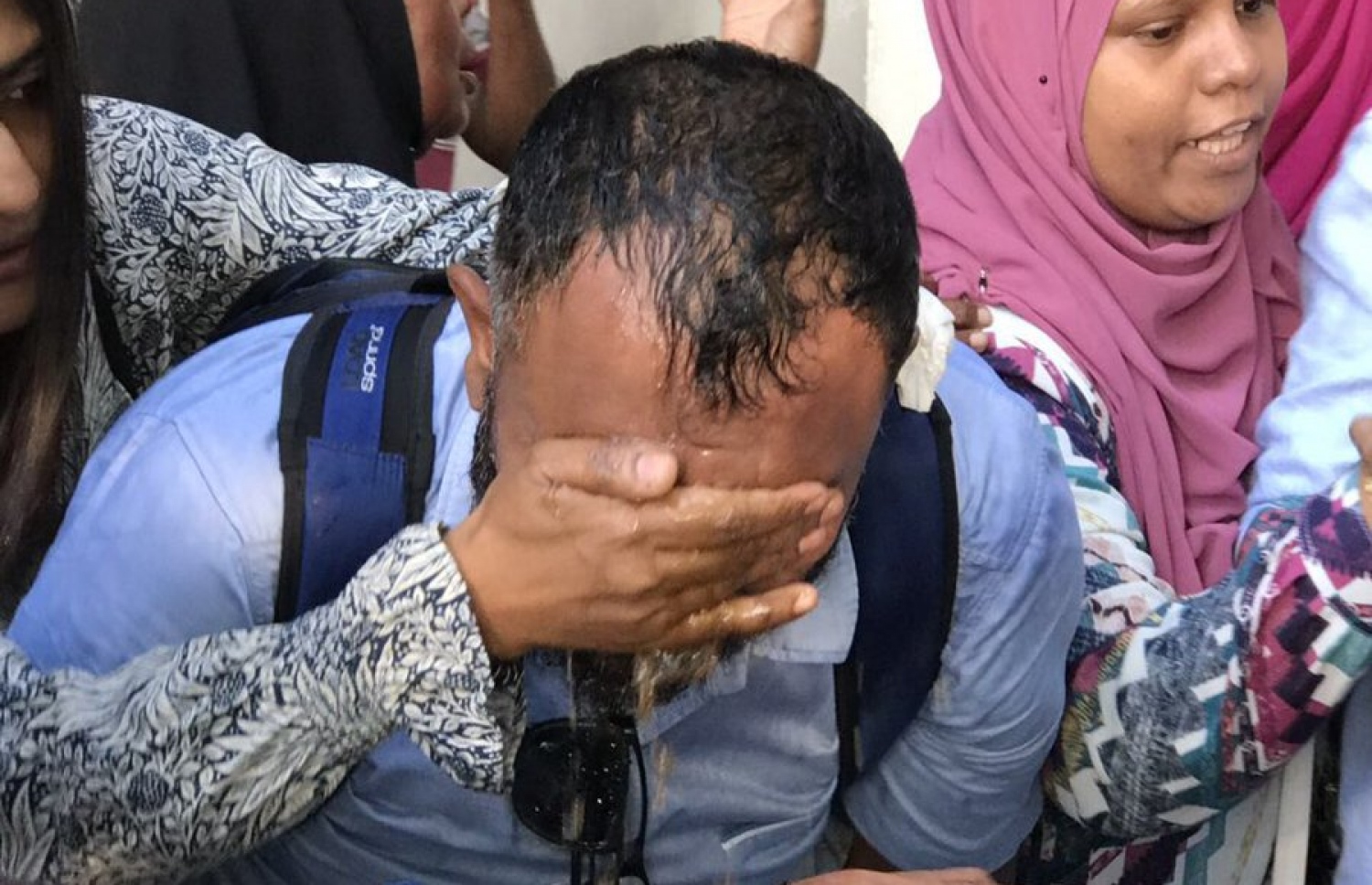 ކެލާ ދާއިރާގެ މެމްބަރު އަލީ އާރިފްގެ މޫނަށް ޕެޕަ ސްޕްރޭ ޖެހުމުން، ބަޔަކު އޭނާގެ މޫނު ދޮންނަނީ. ---