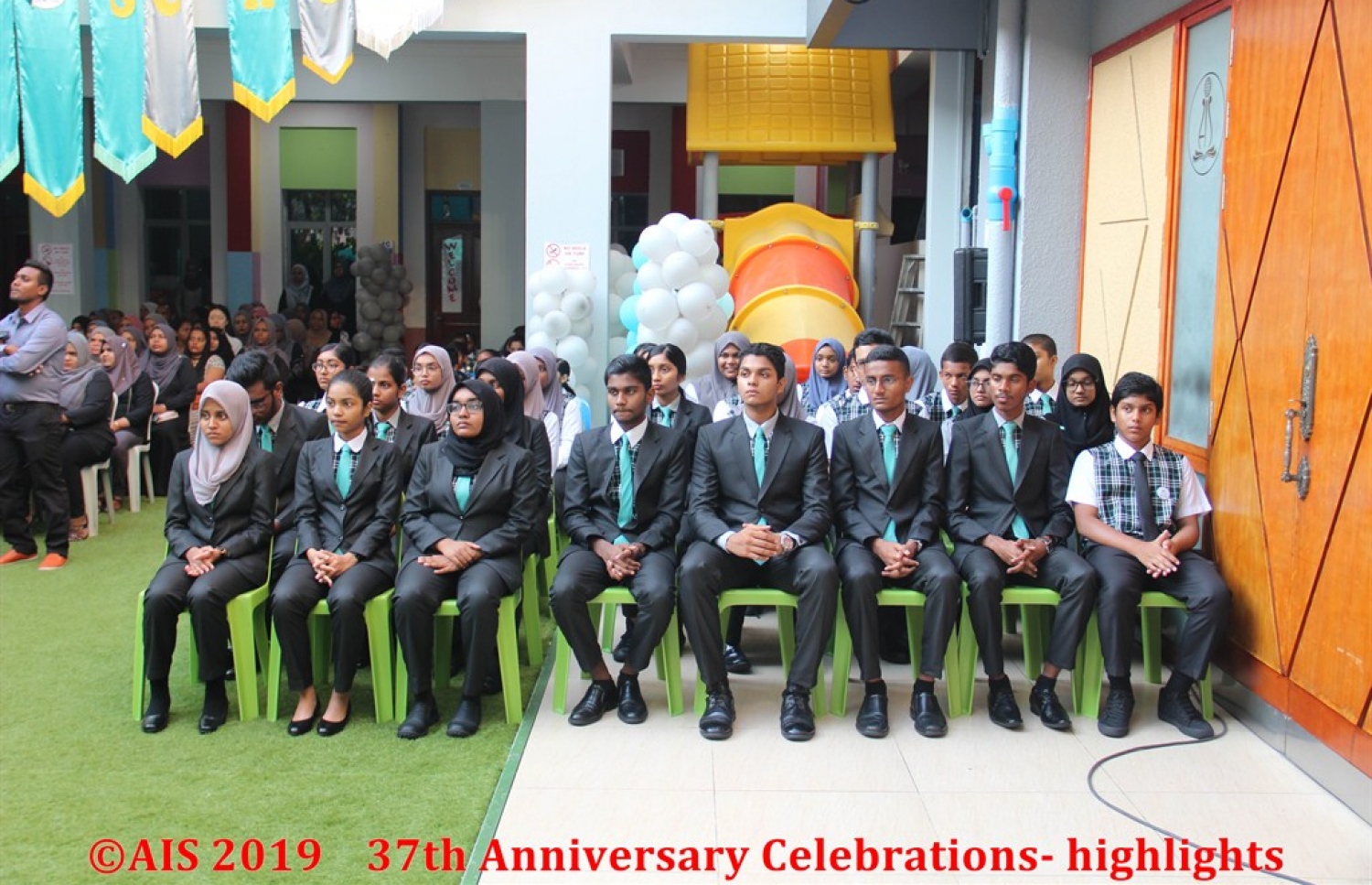 އަހުމަދިއްޔާ ސްކޫލުގެ 37 ވަނަ އަހަރީ ދުވަހާ ގުޅުވައިގެން މިއަދު ބޭއްވި އެސެމްބްލީގައި އެ ސްކޫލުގެ ދަރިވަރުންތަކެއް ބައިވެރިވަނީ.--ފޮޓޯ؛ އަހުމަދިއްޔާ އިންޓަނޭޝަނަލް ސްކޫލު