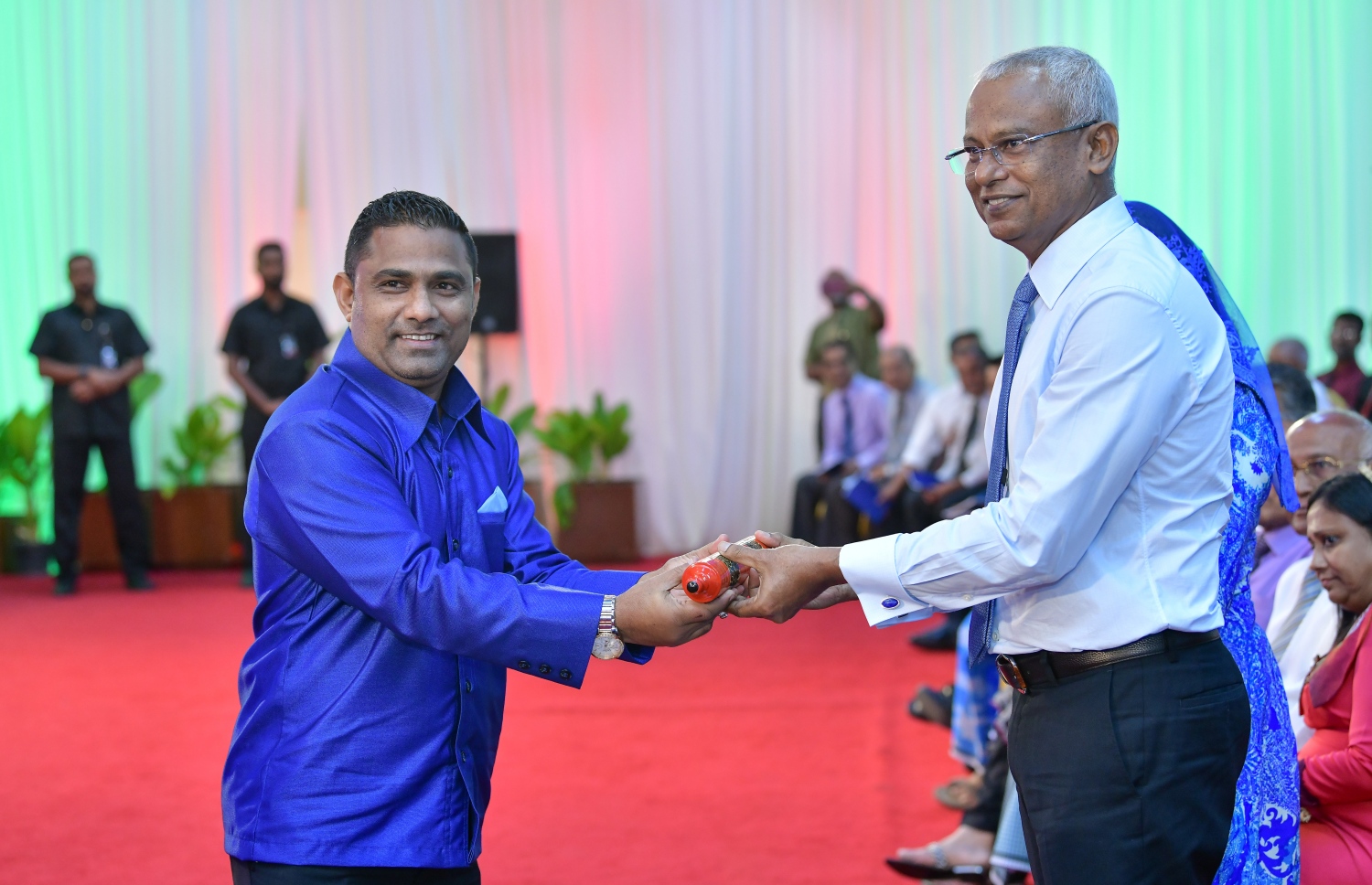 މާލެ: ފެބުރުއަރީ 21، 2019- މާދަރީ ބަހުގެ ދުވަހުގެ މުނާސަބަތުގައި ދަރުބާރުގޭގައި ބޭއްވި ހާއްސަ ރަސްމިއްޔާތުގައި ދިވެހި ބަހުގެ އެކަޑަމީގެ ރައީސް އަޝްރަފް "ހަނދާނާއި ޝަރަފުގެ ހެކި" ރައީސް އިބްރާހިމް މުހައްމަދު ސޯލިހަށް ވެދުން ކުރައްވަނީ.---ފޮޓޯ: ނިޝާން އަލީ/މިހާރު