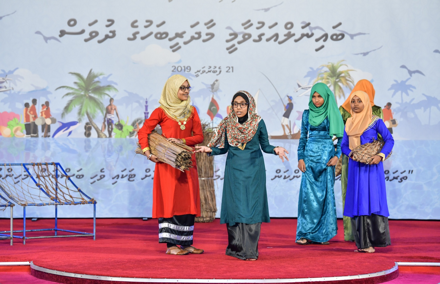 މާލެ: ފެބުރުއަރީ 21، 2019- މާދަރީ ބަހުގެ ދުވަހުގެ މުނާސަބަތުގައި ދަރުބާރުގޭގައި ބޭއްވި ހާއްސަ ރަސްމިއްޔާތުގައި ތާޖުއްދީން ސްކޫލުގެ ދަރިވަރުންތަކެއް އައިޓަމެއް ހުށަހަޅައިދެނީ.--- ފޮޓޯ: ނިޝާން އަލީ/މިހާރު